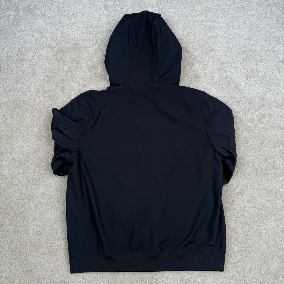 图片[4]-＃GD广顶 STONE ISLAND SS24 SOFT SHELL 石头岛软壳系列纯色单排扣休闲连帽长袖防风防水透气夹克外套 面料采用定制软壳平纹防水面料 加了一层运动面料复合保持硬挺度 开模定制弧型四合扣 全身几十个裁片 内里全包边、石头岛就喜欢在内里、侧缝、帽沿、门襟等处玩工艺 非常难做 但是对于曾经做出过过验袖标的我们完全不是问题 定制螺纹已经内里 整件版型非常好 我认为日常穿着体验感和版型要超越始祖鸟 尺码：S M L XL-选品中心