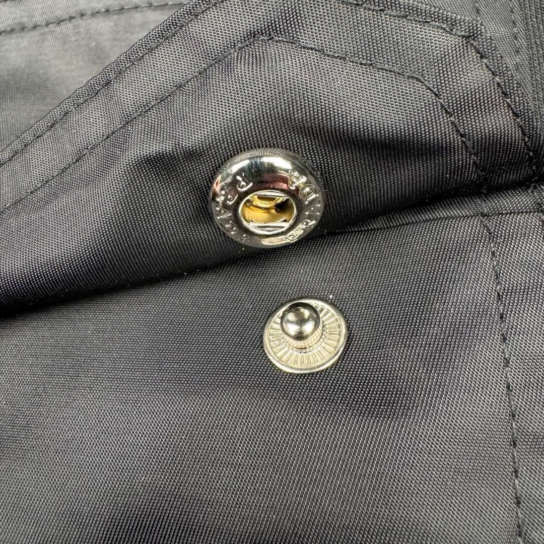 图片[11]-＃GD广顶 PRADA 普拉达纯色拼接贴袋圆领宽松休闲卫衣 男款 黑色 面料采用prada卫衣招牌360克重双面针织长绒棉 拼接再生尼龙 尼龙需要过胶工艺保证硬挺度 三角徽标采用原厂全钢三角五金皮牌 字体清晰质感无敌 五金原厂出品 三角标可以任意和原版对比无区别 后领标志性prada龟背剪裁上身更硬挺 尺码：S M L XL-选品中心