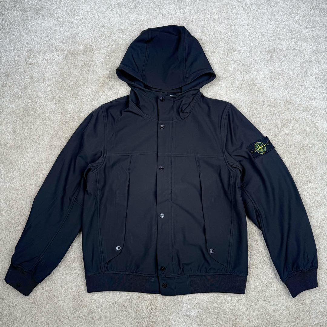 图片[2]-＃GD广顶 STONE ISLAND SS24 SOFT SHELL 石头岛软壳系列纯色单排扣休闲连帽长袖防风防水透气夹克外套 面料采用定制软壳平纹防水面料 加了一层运动面料复合保持硬挺度 开模定制弧型四合扣 全身几十个裁片 内里全包边、石头岛就喜欢在内里、侧缝、帽沿、门襟等处玩工艺 非常难做 但是对于曾经做出过过验袖标的我们完全不是问题 定制螺纹已经内里 整件版型非常好 我认为日常穿着体验感和版型要超越始祖鸟 尺码：S M L XL-选品中心