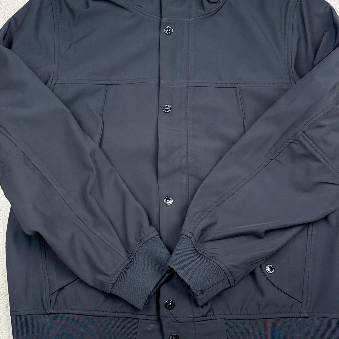 图片[10]-＃GD广顶 STONE ISLAND SS24 SOFT SHELL 石头岛软壳系列纯色单排扣休闲连帽长袖防风防水透气夹克外套 面料采用定制软壳平纹防水面料 加了一层运动面料复合保持硬挺度 开模定制弧型四合扣 全身几十个裁片 内里全包边、石头岛就喜欢在内里、侧缝、帽沿、门襟等处玩工艺 非常难做 但是对于曾经做出过过验袖标的我们完全不是问题 定制螺纹已经内里 整件版型非常好 我认为日常穿着体验感和版型要超越始祖鸟 尺码：S M L XL-选品中心