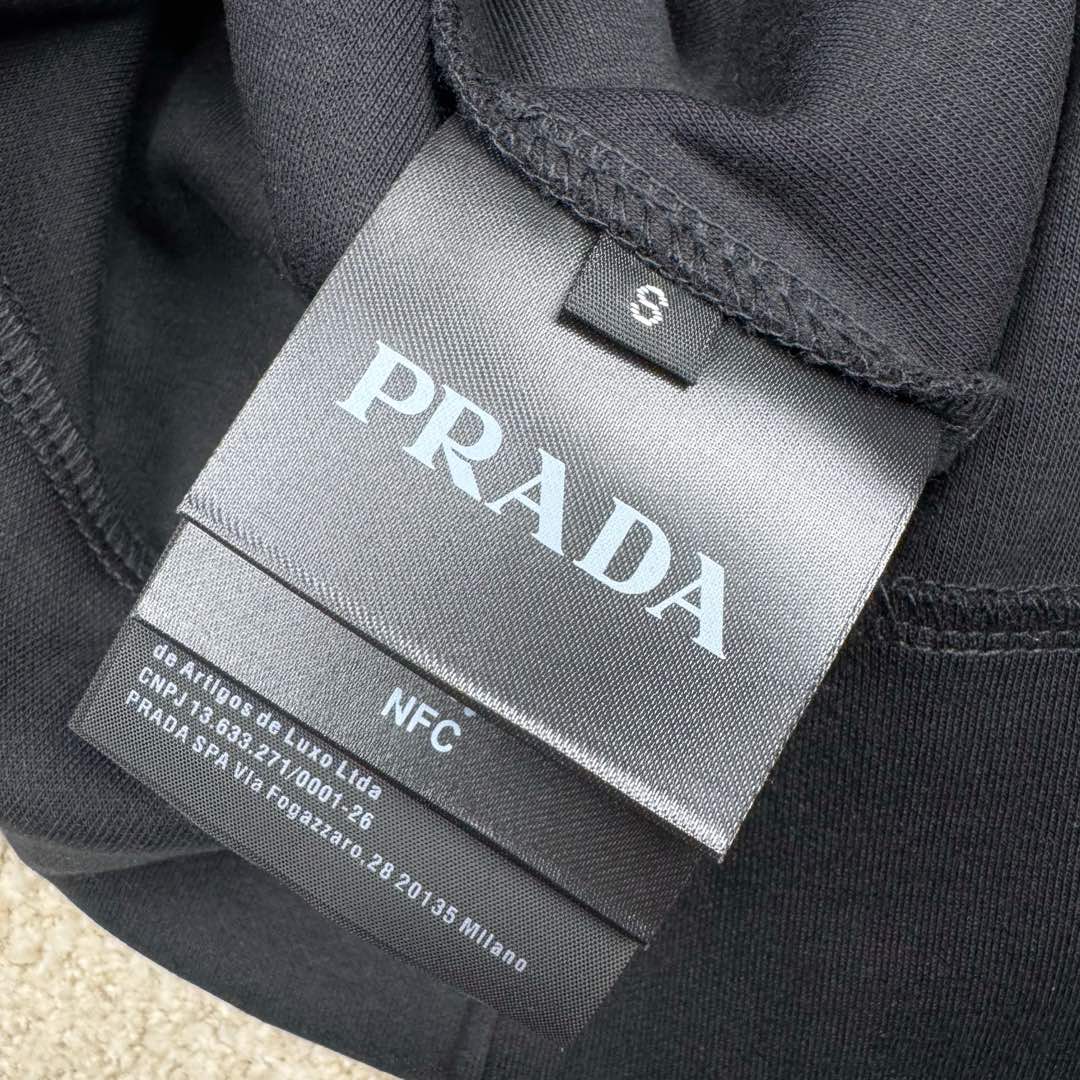 图片[10]-＃GD广顶 PRADA 普拉达纯色拼接贴袋圆领宽松休闲卫衣 男款 黑色 面料采用prada卫衣招牌360克重双面针织长绒棉 拼接再生尼龙 尼龙需要过胶工艺保证硬挺度 三角徽标采用原厂全钢三角五金皮牌 字体清晰质感无敌 五金原厂出品 三角标可以任意和原版对比无区别 后领标志性prada龟背剪裁上身更硬挺 尺码：S M L XL-选品中心