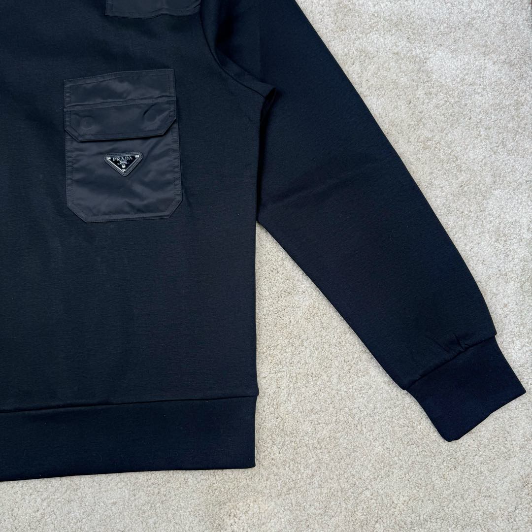 图片[6]-＃GD广顶 PRADA 普拉达纯色拼接贴袋圆领宽松休闲卫衣 男款 黑色 面料采用prada卫衣招牌360克重双面针织长绒棉 拼接再生尼龙 尼龙需要过胶工艺保证硬挺度 三角徽标采用原厂全钢三角五金皮牌 字体清晰质感无敌 五金原厂出品 三角标可以任意和原版对比无区别 后领标志性prada龟背剪裁上身更硬挺 尺码：S M L XL-选品中心