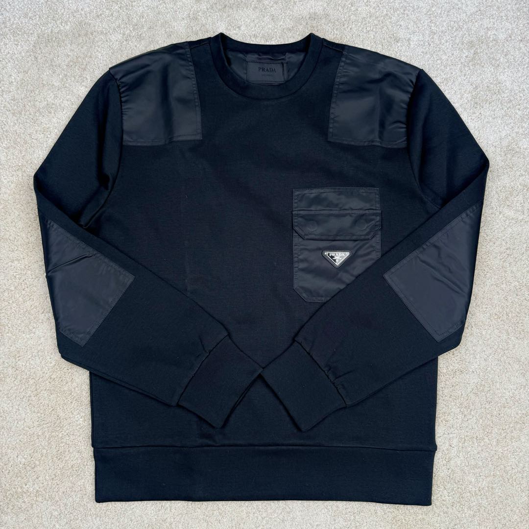 图片[2]-＃GD广顶 PRADA 普拉达纯色拼接贴袋圆领宽松休闲卫衣 男款 黑色 面料采用prada卫衣招牌360克重双面针织长绒棉 拼接再生尼龙 尼龙需要过胶工艺保证硬挺度 三角徽标采用原厂全钢三角五金皮牌 字体清晰质感无敌 五金原厂出品 三角标可以任意和原版对比无区别 后领标志性prada龟背剪裁上身更硬挺 尺码：S M L XL-选品中心