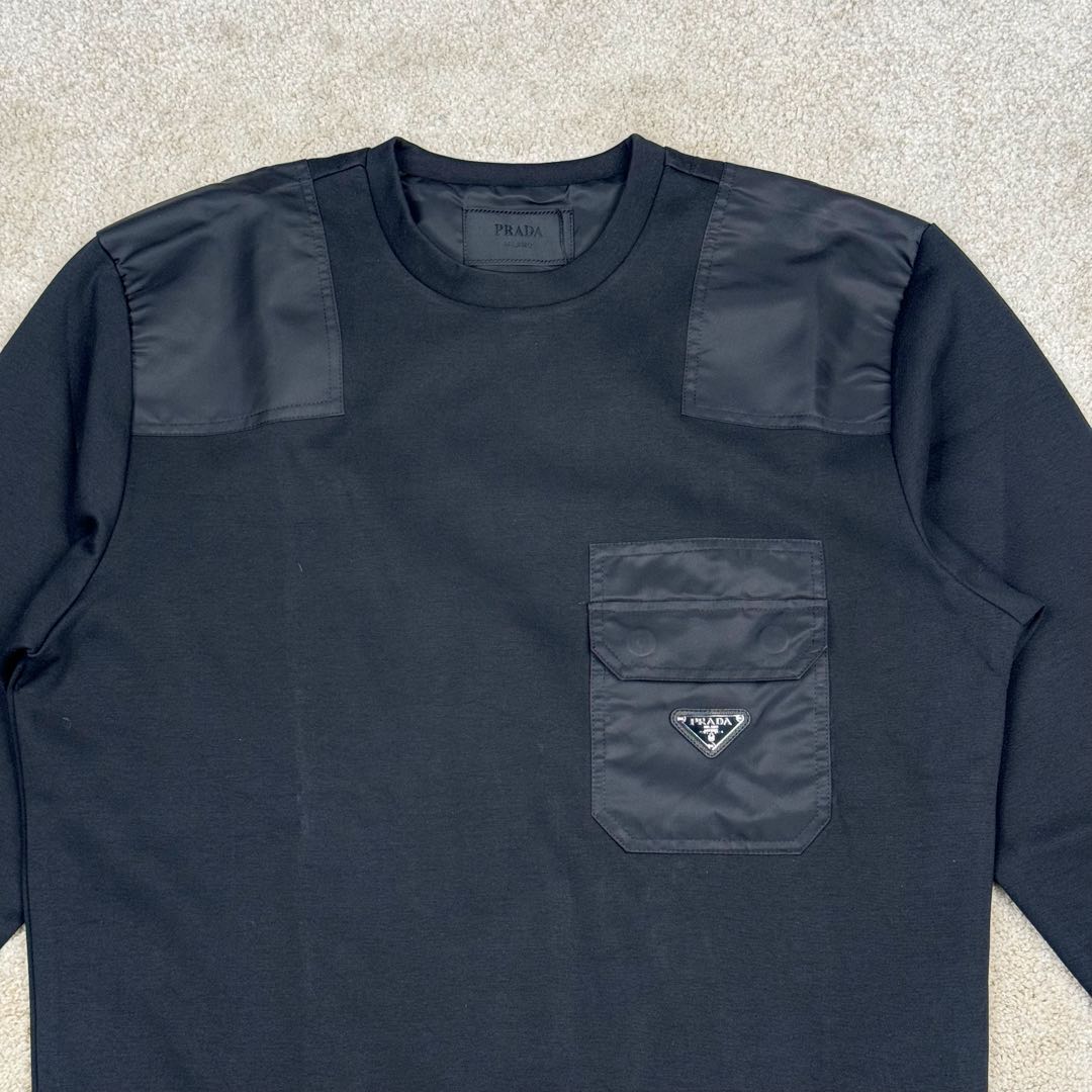 图片[4]-＃GD广顶 PRADA 普拉达纯色拼接贴袋圆领宽松休闲卫衣 男款 黑色 面料采用prada卫衣招牌360克重双面针织长绒棉 拼接再生尼龙 尼龙需要过胶工艺保证硬挺度 三角徽标采用原厂全钢三角五金皮牌 字体清晰质感无敌 五金原厂出品 三角标可以任意和原版对比无区别 后领标志性prada龟背剪裁上身更硬挺 尺码：S M L XL-选品中心