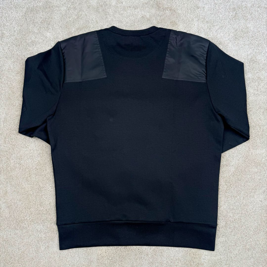 图片[3]-＃GD广顶 PRADA 普拉达纯色拼接贴袋圆领宽松休闲卫衣 男款 黑色 面料采用prada卫衣招牌360克重双面针织长绒棉 拼接再生尼龙 尼龙需要过胶工艺保证硬挺度 三角徽标采用原厂全钢三角五金皮牌 字体清晰质感无敌 五金原厂出品 三角标可以任意和原版对比无区别 后领标志性prada龟背剪裁上身更硬挺 尺码：S M L XL-选品中心