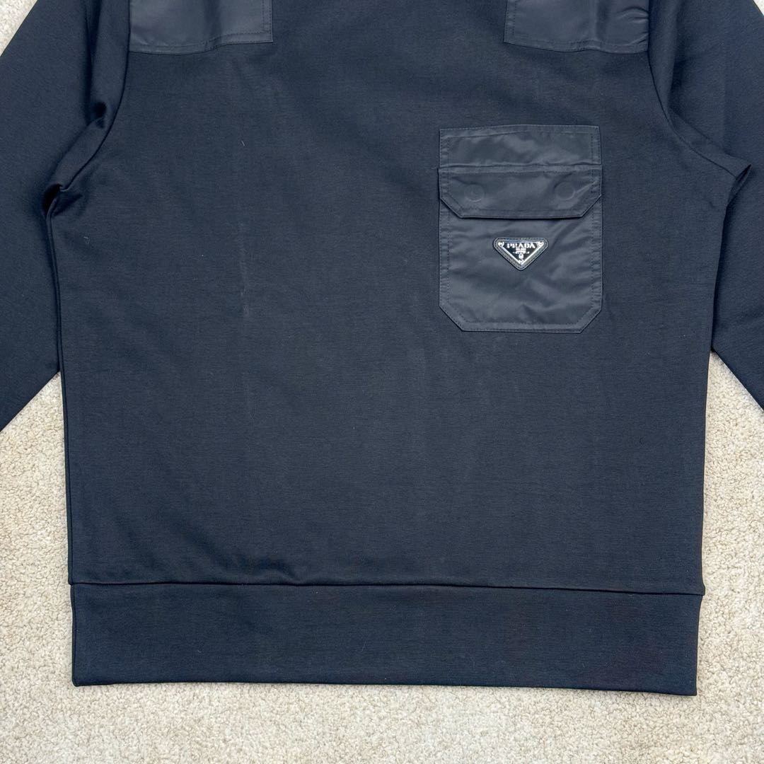 图片[7]-＃GD广顶 PRADA 普拉达纯色拼接贴袋圆领宽松休闲卫衣 男款 黑色 面料采用prada卫衣招牌360克重双面针织长绒棉 拼接再生尼龙 尼龙需要过胶工艺保证硬挺度 三角徽标采用原厂全钢三角五金皮牌 字体清晰质感无敌 五金原厂出品 三角标可以任意和原版对比无区别 后领标志性prada龟背剪裁上身更硬挺 尺码：S M L XL-选品中心