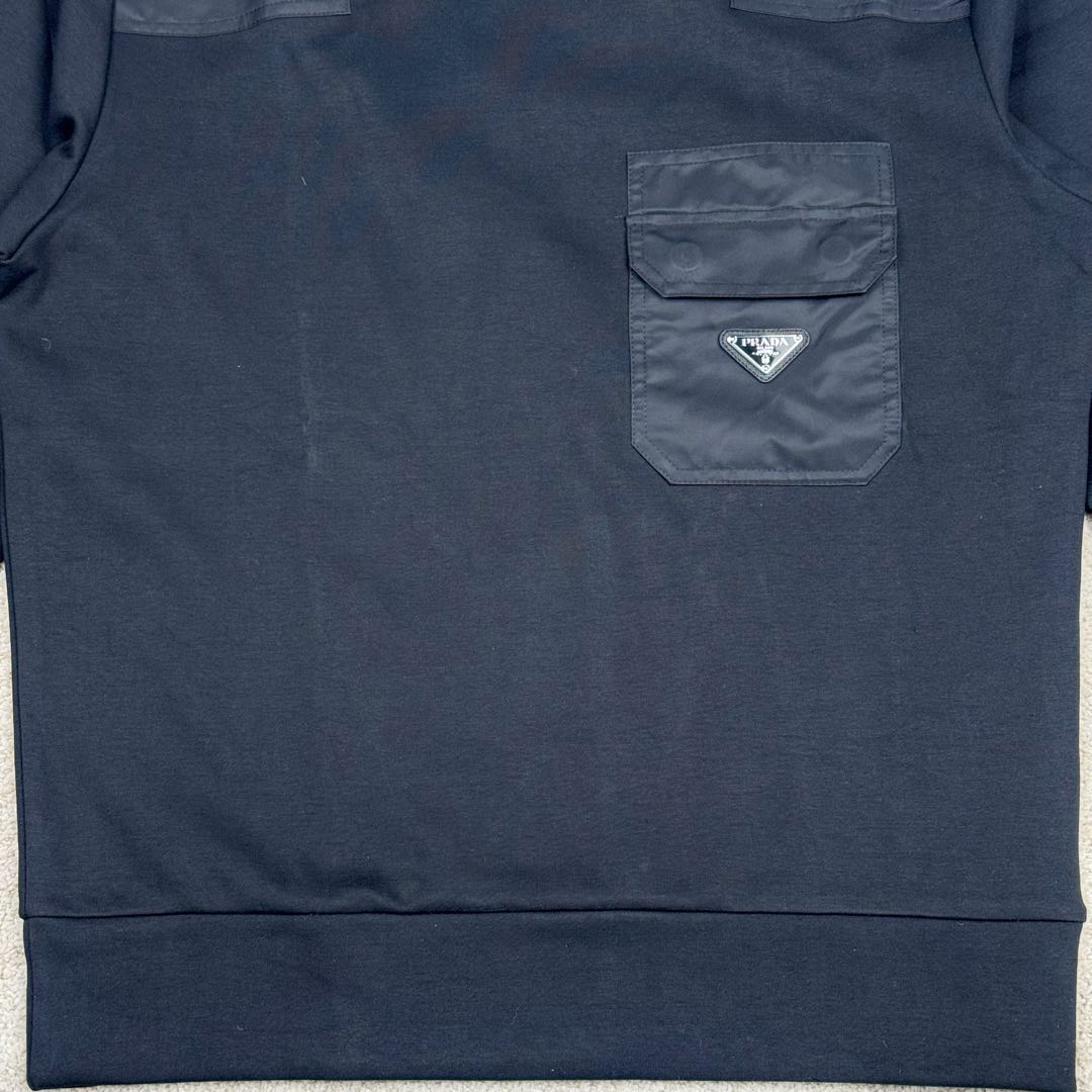 图片[8]-＃GD广顶 PRADA 普拉达纯色拼接贴袋圆领宽松休闲卫衣 男款 黑色 面料采用prada卫衣招牌360克重双面针织长绒棉 拼接再生尼龙 尼龙需要过胶工艺保证硬挺度 三角徽标采用原厂全钢三角五金皮牌 字体清晰质感无敌 五金原厂出品 三角标可以任意和原版对比无区别 后领标志性prada龟背剪裁上身更硬挺 尺码：S M L XL-选品中心