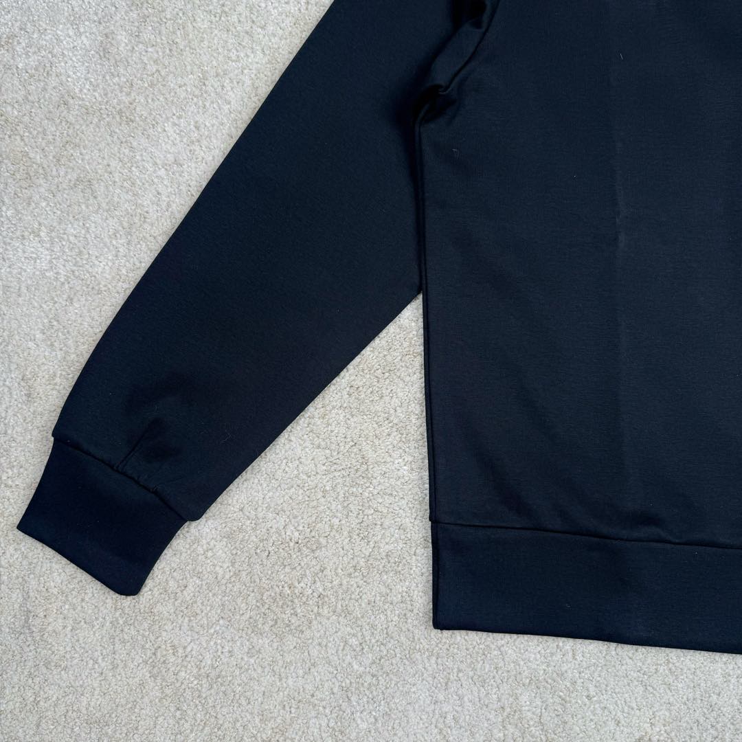 图片[5]-＃GD广顶 PRADA 普拉达纯色拼接贴袋圆领宽松休闲卫衣 男款 黑色 面料采用prada卫衣招牌360克重双面针织长绒棉 拼接再生尼龙 尼龙需要过胶工艺保证硬挺度 三角徽标采用原厂全钢三角五金皮牌 字体清晰质感无敌 五金原厂出品 三角标可以任意和原版对比无区别 后领标志性prada龟背剪裁上身更硬挺 尺码：S M L XL-选品中心