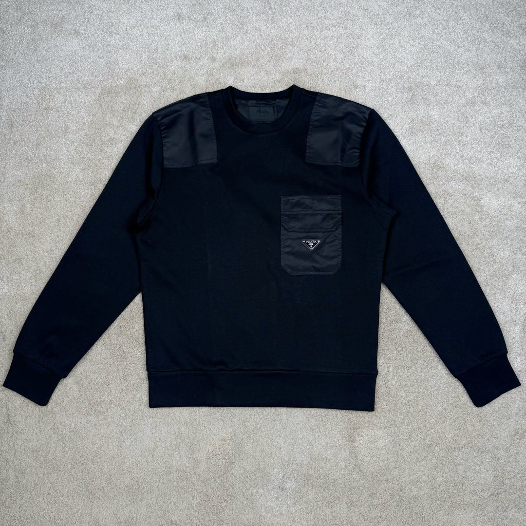 #GD广顶 PRADA 普拉达纯色拼接贴袋圆领宽松休闲卫衣 男款 黑色 面料采用prada卫衣招牌360克重双面针织长绒棉 拼接再生尼龙 尼龙需要过胶工艺保证硬挺度 三角徽标采用原厂全钢三角五金皮牌 字体清晰质感无敌 五金原厂出品 三角标可以任意和原版对比无区别 后领标志性prada龟背剪裁上身更硬挺 尺码:S M L XL-选品中心