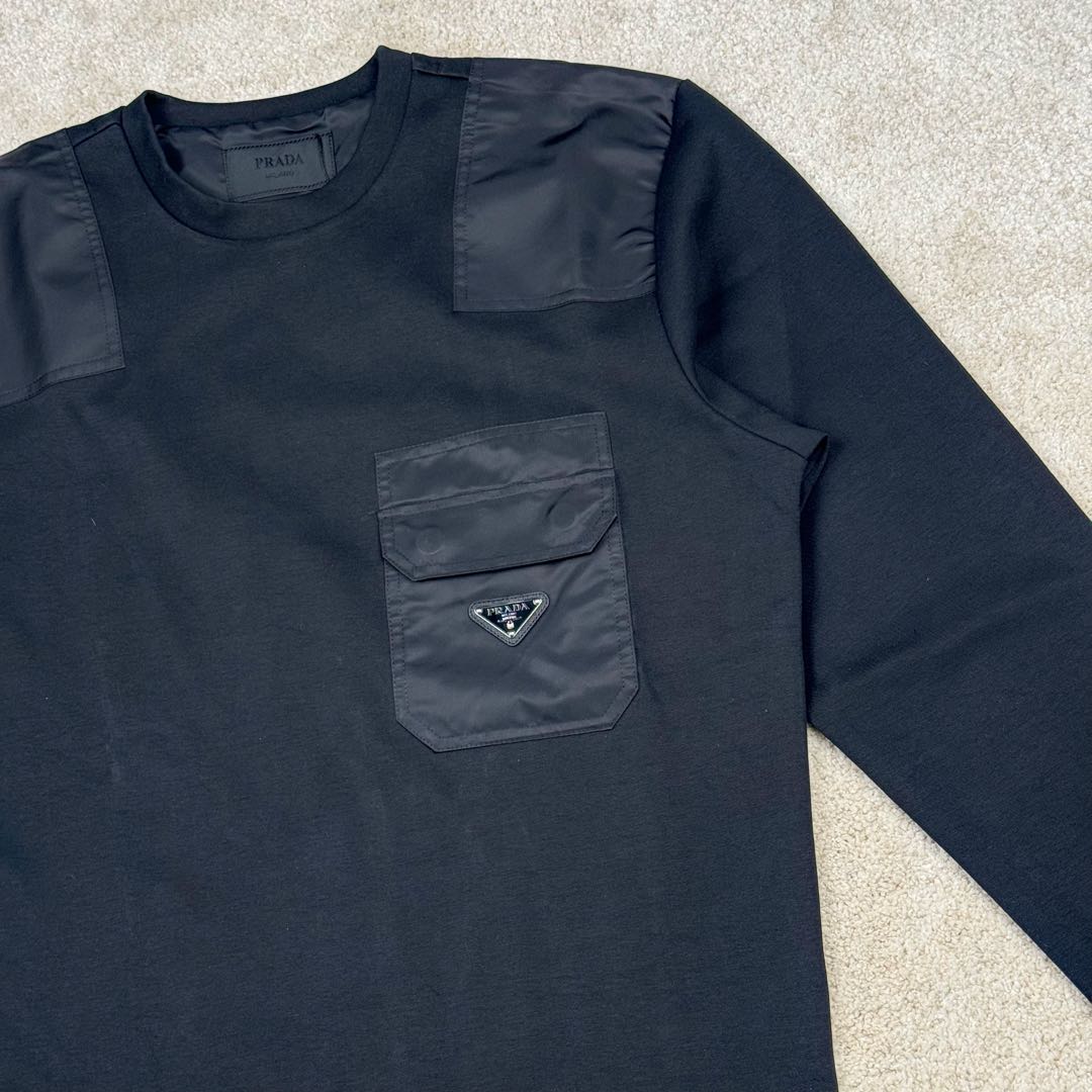 图片[9]-＃GD广顶 PRADA 普拉达纯色拼接贴袋圆领宽松休闲卫衣 男款 黑色 面料采用prada卫衣招牌360克重双面针织长绒棉 拼接再生尼龙 尼龙需要过胶工艺保证硬挺度 三角徽标采用原厂全钢三角五金皮牌 字体清晰质感无敌 五金原厂出品 三角标可以任意和原版对比无区别 后领标志性prada龟背剪裁上身更硬挺 尺码：S M L XL-选品中心