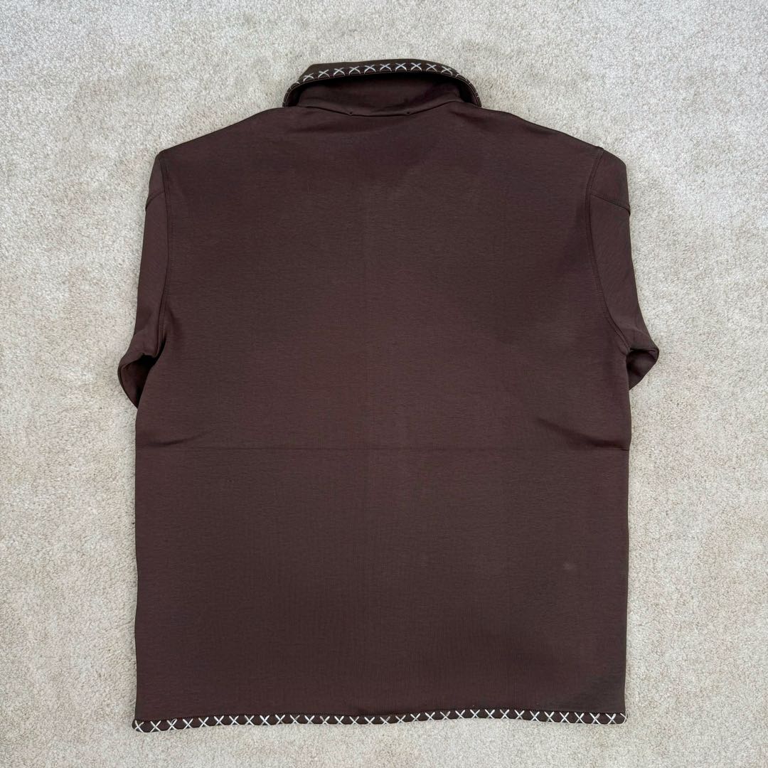 图片[3]-＃GD广顶 LOUIS VUITTON SS24 LV休闲翻领宽松通勤夹克外套 咖啡色 原版20500购入 从面料到刺绣线辅料全部定制 面料是380克双面液氨空气棉 颜色定染 纹路厚度上身感觉跟原版一致 凉爽舒适透气 门禁 领子袖口 十字锈花 7个部位全部都要定位刺绣 刺绣线是渐变的48支羊毛纱线 扣子是超大2.8的牛角扣 侧面激光字母logo 做工也复杂 内里全部是暗线包边 尺码：S M L XL-选品中心