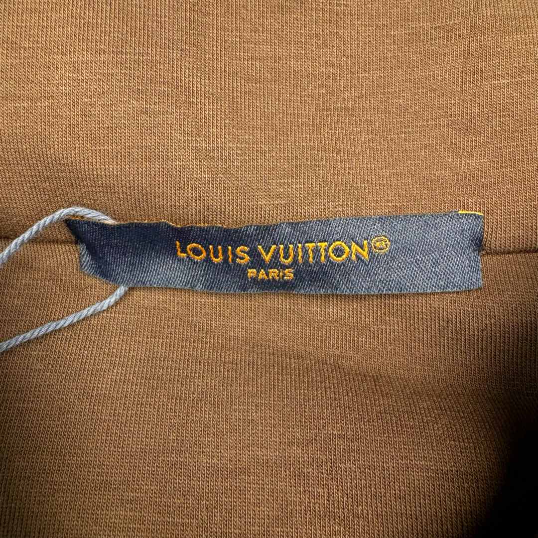 图片[10]-＃GD广顶 LOUIS VUITTON SS24 LV休闲翻领宽松通勤夹克外套 咖啡色 原版20500购入 从面料到刺绣线辅料全部定制 面料是380克双面液氨空气棉 颜色定染 纹路厚度上身感觉跟原版一致 凉爽舒适透气 门禁 领子袖口 十字锈花 7个部位全部都要定位刺绣 刺绣线是渐变的48支羊毛纱线 扣子是超大2.8的牛角扣 侧面激光字母logo 做工也复杂 内里全部是暗线包边 尺码：S M L XL-选品中心