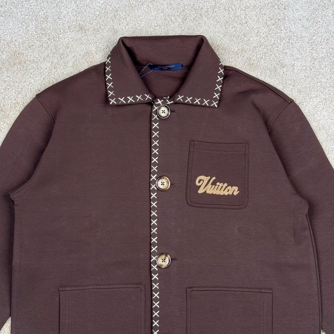 图片[4]-＃GD广顶 LOUIS VUITTON SS24 LV休闲翻领宽松通勤夹克外套 咖啡色 原版20500购入 从面料到刺绣线辅料全部定制 面料是380克双面液氨空气棉 颜色定染 纹路厚度上身感觉跟原版一致 凉爽舒适透气 门禁 领子袖口 十字锈花 7个部位全部都要定位刺绣 刺绣线是渐变的48支羊毛纱线 扣子是超大2.8的牛角扣 侧面激光字母logo 做工也复杂 内里全部是暗线包边 尺码：S M L XL-选品中心