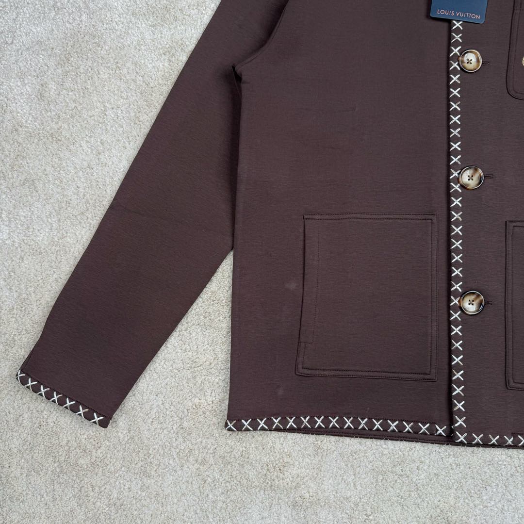 图片[5]-＃GD广顶 LOUIS VUITTON SS24 LV休闲翻领宽松通勤夹克外套 咖啡色 原版20500购入 从面料到刺绣线辅料全部定制 面料是380克双面液氨空气棉 颜色定染 纹路厚度上身感觉跟原版一致 凉爽舒适透气 门禁 领子袖口 十字锈花 7个部位全部都要定位刺绣 刺绣线是渐变的48支羊毛纱线 扣子是超大2.8的牛角扣 侧面激光字母logo 做工也复杂 内里全部是暗线包边 尺码：S M L XL-选品中心