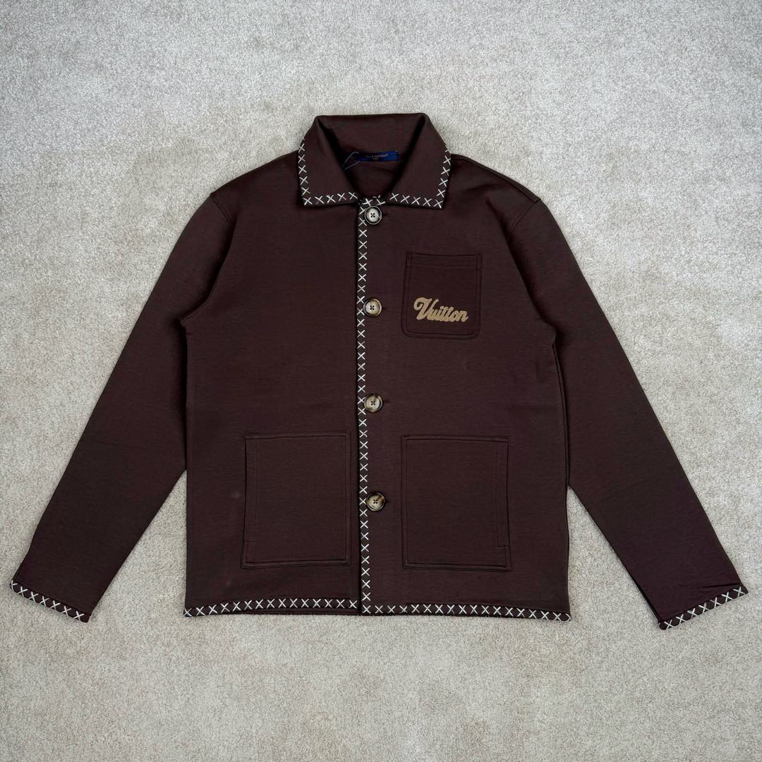＃GD广顶 LOUIS VUITTON SS24 LV休闲翻领宽松通勤夹克外套 咖啡色 原版20500购入 从面料到刺绣线辅料全部定制 面料是380克双面液氨空气棉 颜色定染 纹路厚度上身感觉跟原版一致 凉爽舒适透气 门禁 领子袖口 十字锈花 7个部位全部都要定位刺绣 刺绣线是渐变的48支羊毛纱线 扣子是超大2.8的牛角扣 侧面激光字母logo 做工也复杂 内里全部是暗线包边 尺码：S M L XL-选品中心