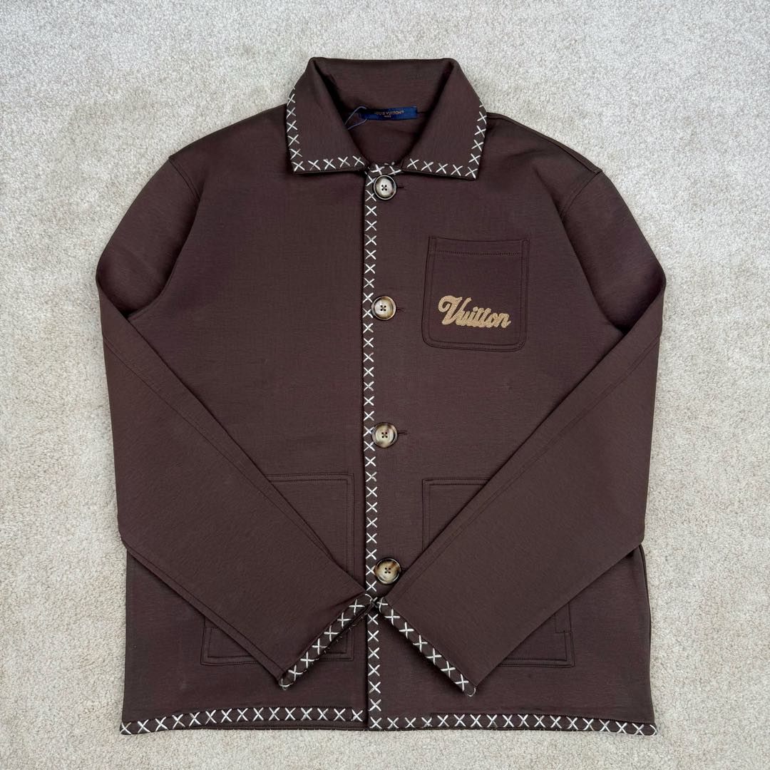 图片[2]-＃GD广顶 LOUIS VUITTON SS24 LV休闲翻领宽松通勤夹克外套 咖啡色 原版20500购入 从面料到刺绣线辅料全部定制 面料是380克双面液氨空气棉 颜色定染 纹路厚度上身感觉跟原版一致 凉爽舒适透气 门禁 领子袖口 十字锈花 7个部位全部都要定位刺绣 刺绣线是渐变的48支羊毛纱线 扣子是超大2.8的牛角扣 侧面激光字母logo 做工也复杂 内里全部是暗线包边 尺码：S M L XL-选品中心