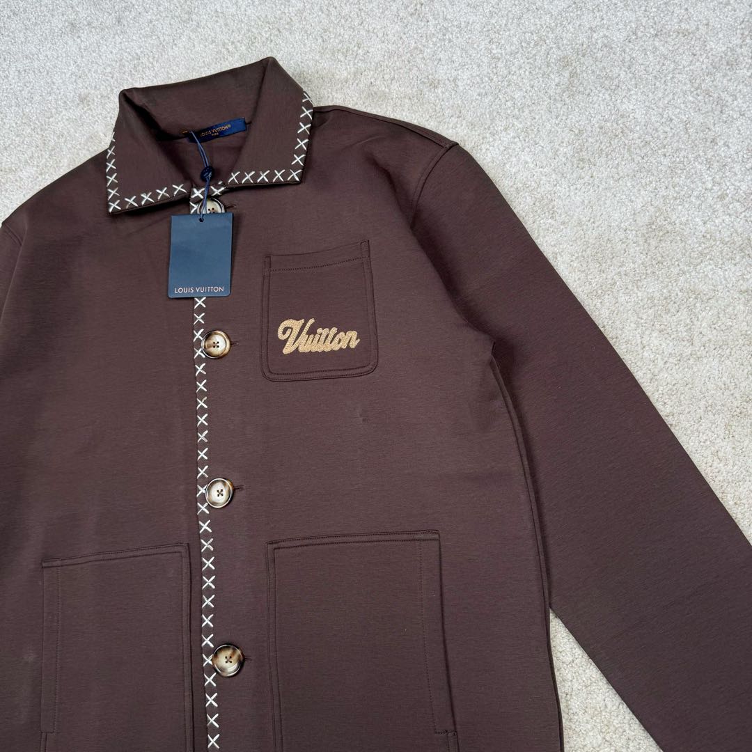 图片[7]-＃GD广顶 LOUIS VUITTON SS24 LV休闲翻领宽松通勤夹克外套 咖啡色 原版20500购入 从面料到刺绣线辅料全部定制 面料是380克双面液氨空气棉 颜色定染 纹路厚度上身感觉跟原版一致 凉爽舒适透气 门禁 领子袖口 十字锈花 7个部位全部都要定位刺绣 刺绣线是渐变的48支羊毛纱线 扣子是超大2.8的牛角扣 侧面激光字母logo 做工也复杂 内里全部是暗线包边 尺码：S M L XL-选品中心