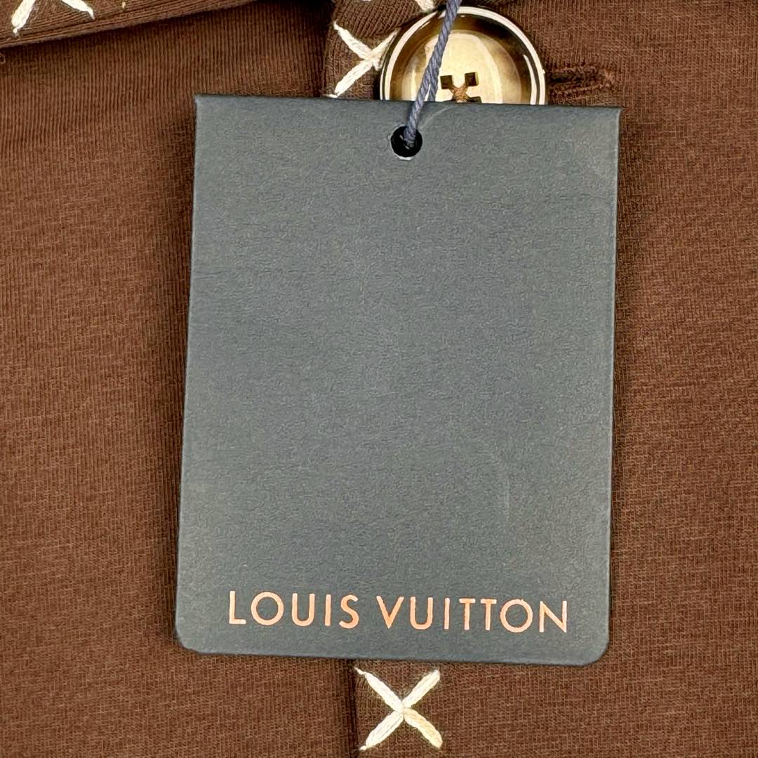 图片[14]-＃GD广顶 LOUIS VUITTON SS24 LV休闲翻领宽松通勤夹克外套 咖啡色 原版20500购入 从面料到刺绣线辅料全部定制 面料是380克双面液氨空气棉 颜色定染 纹路厚度上身感觉跟原版一致 凉爽舒适透气 门禁 领子袖口 十字锈花 7个部位全部都要定位刺绣 刺绣线是渐变的48支羊毛纱线 扣子是超大2.8的牛角扣 侧面激光字母logo 做工也复杂 内里全部是暗线包边 尺码：S M L XL-选品中心