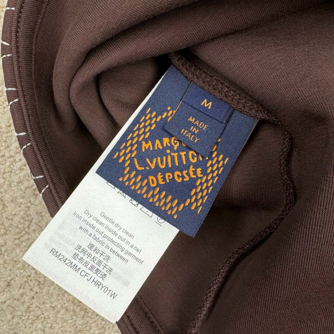 图片[12]-＃GD广顶 LOUIS VUITTON SS24 LV休闲翻领宽松通勤夹克外套 咖啡色 原版20500购入 从面料到刺绣线辅料全部定制 面料是380克双面液氨空气棉 颜色定染 纹路厚度上身感觉跟原版一致 凉爽舒适透气 门禁 领子袖口 十字锈花 7个部位全部都要定位刺绣 刺绣线是渐变的48支羊毛纱线 扣子是超大2.8的牛角扣 侧面激光字母logo 做工也复杂 内里全部是暗线包边 尺码：S M L XL-选品中心