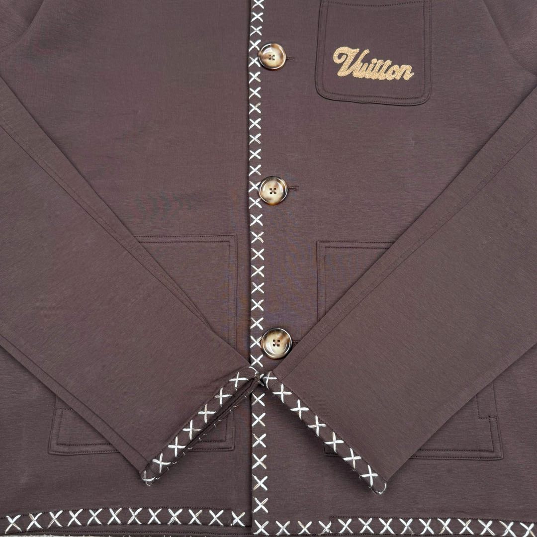 图片[9]-＃GD广顶 LOUIS VUITTON SS24 LV休闲翻领宽松通勤夹克外套 咖啡色 原版20500购入 从面料到刺绣线辅料全部定制 面料是380克双面液氨空气棉 颜色定染 纹路厚度上身感觉跟原版一致 凉爽舒适透气 门禁 领子袖口 十字锈花 7个部位全部都要定位刺绣 刺绣线是渐变的48支羊毛纱线 扣子是超大2.8的牛角扣 侧面激光字母logo 做工也复杂 内里全部是暗线包边 尺码：S M L XL-选品中心
