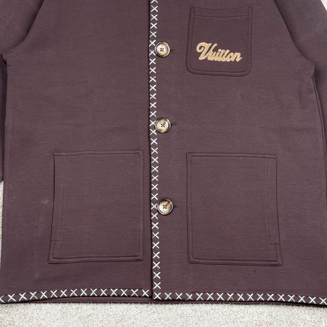 图片[8]-＃GD广顶 LOUIS VUITTON SS24 LV休闲翻领宽松通勤夹克外套 咖啡色 原版20500购入 从面料到刺绣线辅料全部定制 面料是380克双面液氨空气棉 颜色定染 纹路厚度上身感觉跟原版一致 凉爽舒适透气 门禁 领子袖口 十字锈花 7个部位全部都要定位刺绣 刺绣线是渐变的48支羊毛纱线 扣子是超大2.8的牛角扣 侧面激光字母logo 做工也复杂 内里全部是暗线包边 尺码：S M L XL-选品中心