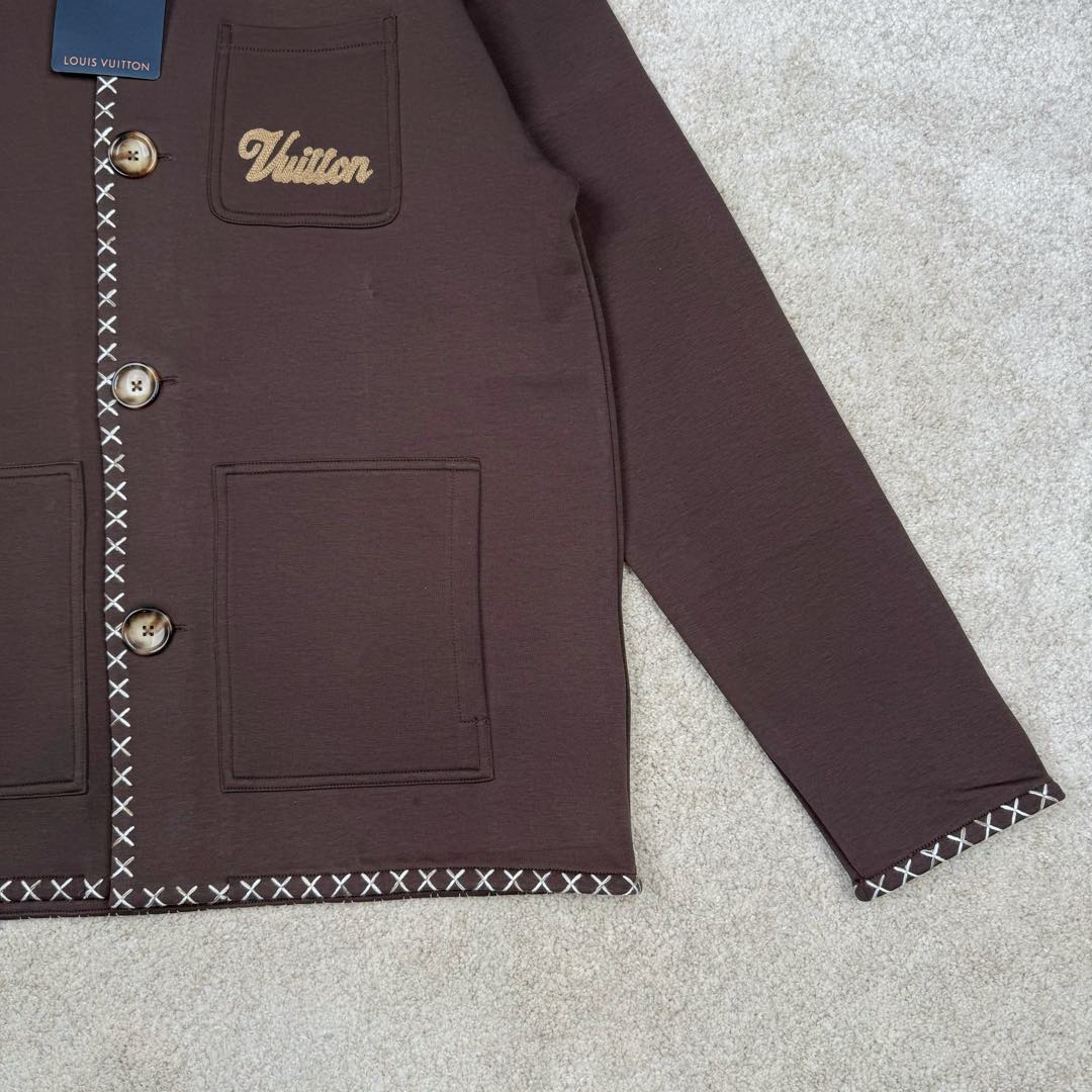 图片[6]-＃GD广顶 LOUIS VUITTON SS24 LV休闲翻领宽松通勤夹克外套 咖啡色 原版20500购入 从面料到刺绣线辅料全部定制 面料是380克双面液氨空气棉 颜色定染 纹路厚度上身感觉跟原版一致 凉爽舒适透气 门禁 领子袖口 十字锈花 7个部位全部都要定位刺绣 刺绣线是渐变的48支羊毛纱线 扣子是超大2.8的牛角扣 侧面激光字母logo 做工也复杂 内里全部是暗线包边 尺码：S M L XL-选品中心