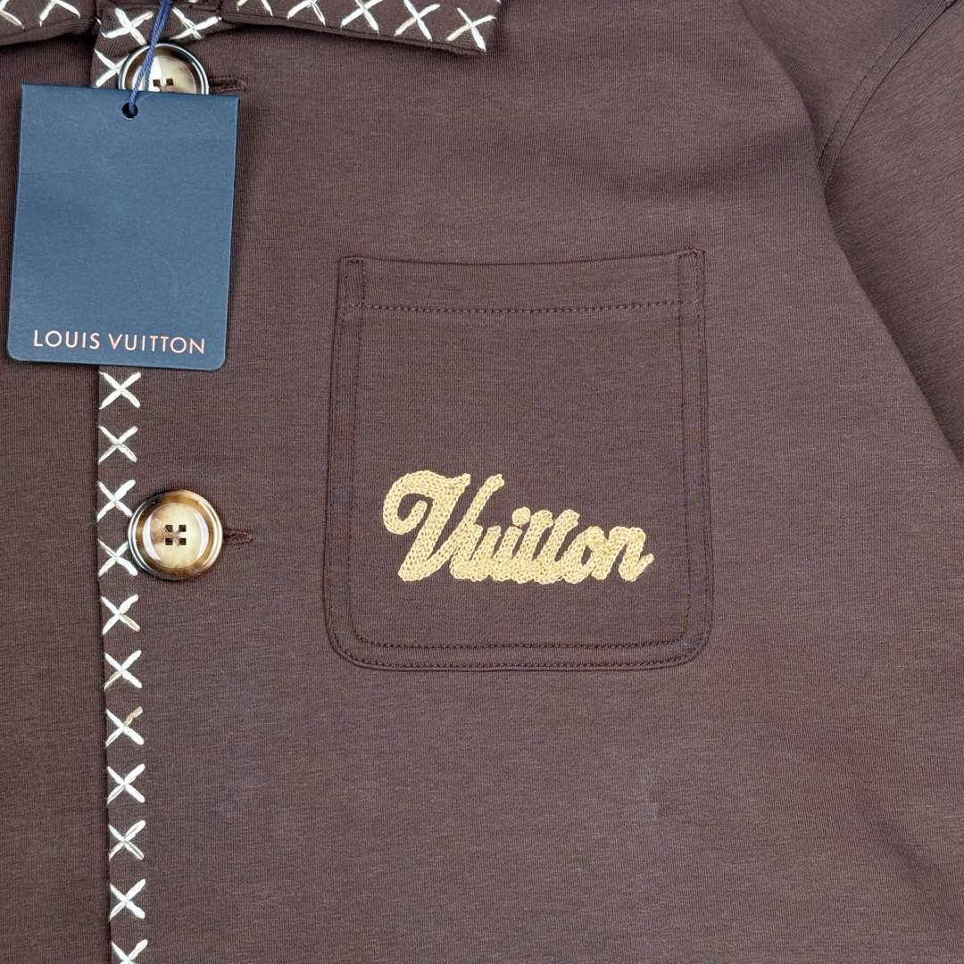 图片[15]-＃GD广顶 LOUIS VUITTON SS24 LV休闲翻领宽松通勤夹克外套 咖啡色 原版20500购入 从面料到刺绣线辅料全部定制 面料是380克双面液氨空气棉 颜色定染 纹路厚度上身感觉跟原版一致 凉爽舒适透气 门禁 领子袖口 十字锈花 7个部位全部都要定位刺绣 刺绣线是渐变的48支羊毛纱线 扣子是超大2.8的牛角扣 侧面激光字母logo 做工也复杂 内里全部是暗线包边 尺码：S M L XL-选品中心