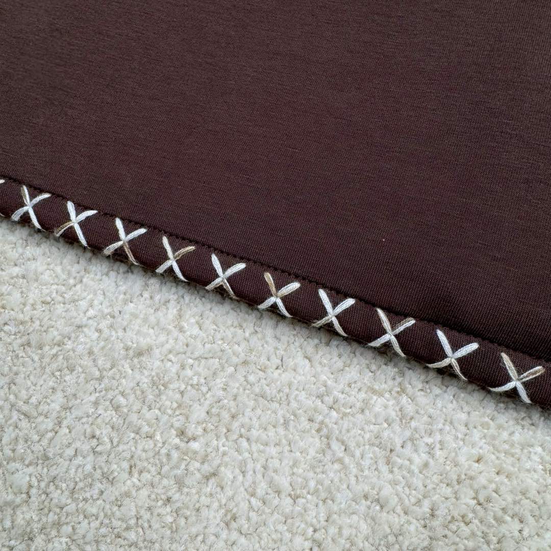 图片[11]-＃GD广顶 LOUIS VUITTON SS24 LV休闲翻领宽松通勤夹克外套 咖啡色 原版20500购入 从面料到刺绣线辅料全部定制 面料是380克双面液氨空气棉 颜色定染 纹路厚度上身感觉跟原版一致 凉爽舒适透气 门禁 领子袖口 十字锈花 7个部位全部都要定位刺绣 刺绣线是渐变的48支羊毛纱线 扣子是超大2.8的牛角扣 侧面激光字母logo 做工也复杂 内里全部是暗线包边 尺码：S M L XL-选品中心