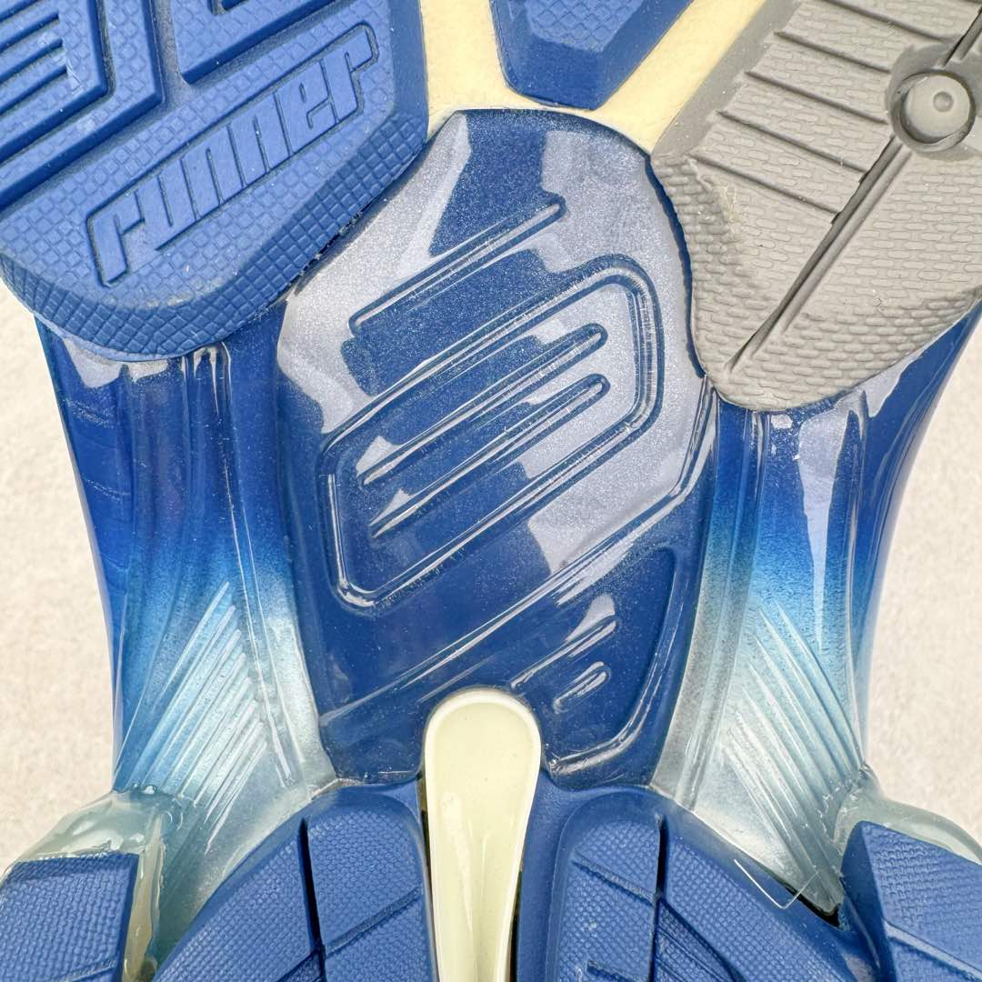 图片[20]-＃XA BALENCIAGA Runner Sneaker 巴黎世家七代慢跑系列低帮复古野跑潮流运动鞋老爹鞋 尼龙和网布材质 磨损效果 鞋头边缘印有尺码 背面浮印尺码 外侧印有跑者徽标 鞋舌刺绣 Balenciaga 品牌标识 鞋跟背面 Balenciaga品牌标识 材质采用65%聚氨酯、35%聚酯纤维 全新 Runner 鞋型轮廓借鉴于 2000 年初的复古线条 搭载大网眼面料制成鞋面基础 由粉色、白色尼龍与橡胶质地覆盖鞋面诠释线条感 当中透过几道手缝线与折损痕更是精准的掌握历经时间淬炼的破旧痕迹 延续其手法至鞋领、鞋跟、鞋带、中底等部分均饰有破损及脏污之貌 尤其是鞋领处与鞋带孔眼条更是采用不规则做旧技术将内容物泡棉随机露出 尺码：35 36 37 38 39 40 41 42 43 44 45 46-选品中心