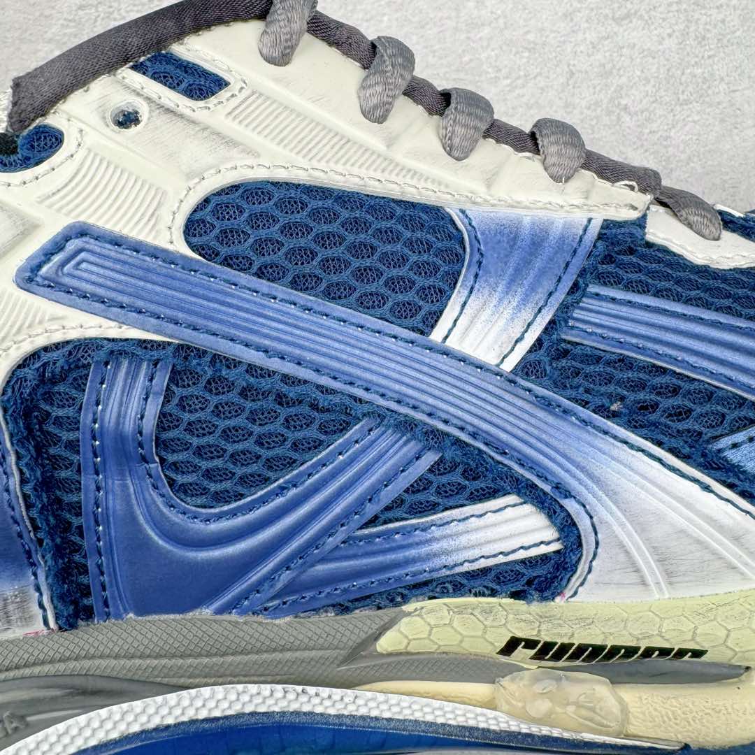 图片[17]-＃XA BALENCIAGA Runner Sneaker 巴黎世家七代慢跑系列低帮复古野跑潮流运动鞋老爹鞋 尼龙和网布材质 磨损效果 鞋头边缘印有尺码 背面浮印尺码 外侧印有跑者徽标 鞋舌刺绣 Balenciaga 品牌标识 鞋跟背面 Balenciaga品牌标识 材质采用65%聚氨酯、35%聚酯纤维 全新 Runner 鞋型轮廓借鉴于 2000 年初的复古线条 搭载大网眼面料制成鞋面基础 由粉色、白色尼龍与橡胶质地覆盖鞋面诠释线条感 当中透过几道手缝线与折损痕更是精准的掌握历经时间淬炼的破旧痕迹 延续其手法至鞋领、鞋跟、鞋带、中底等部分均饰有破损及脏污之貌 尤其是鞋领处与鞋带孔眼条更是采用不规则做旧技术将内容物泡棉随机露出 尺码：35 36 37 38 39 40 41 42 43 44 45 46-选品中心