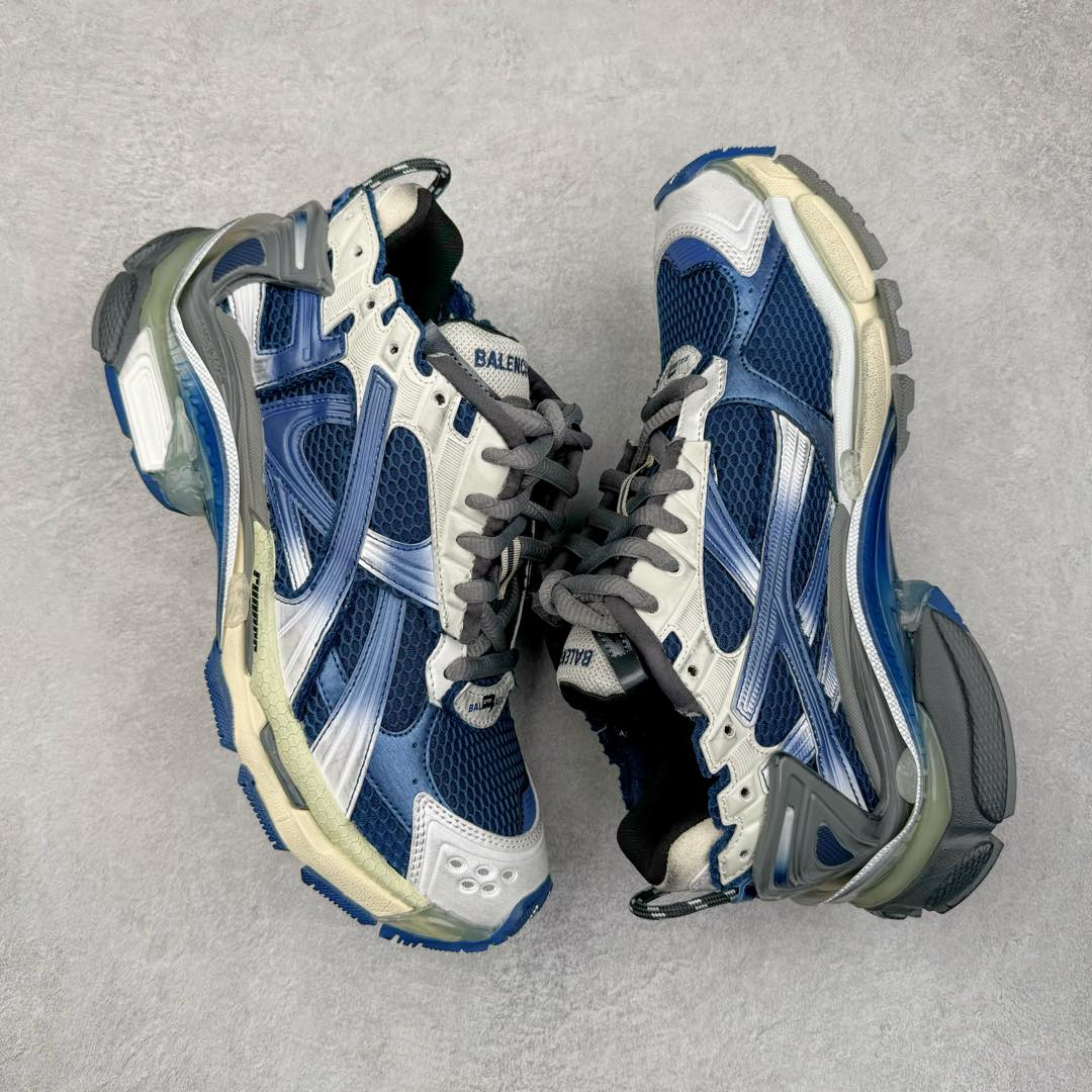 图片[3]-＃XA BALENCIAGA Runner Sneaker 巴黎世家七代慢跑系列低帮复古野跑潮流运动鞋老爹鞋 尼龙和网布材质 磨损效果 鞋头边缘印有尺码 背面浮印尺码 外侧印有跑者徽标 鞋舌刺绣 Balenciaga 品牌标识 鞋跟背面 Balenciaga品牌标识 材质采用65%聚氨酯、35%聚酯纤维 全新 Runner 鞋型轮廓借鉴于 2000 年初的复古线条 搭载大网眼面料制成鞋面基础 由粉色、白色尼龍与橡胶质地覆盖鞋面诠释线条感 当中透过几道手缝线与折损痕更是精准的掌握历经时间淬炼的破旧痕迹 延续其手法至鞋领、鞋跟、鞋带、中底等部分均饰有破损及脏污之貌 尤其是鞋领处与鞋带孔眼条更是采用不规则做旧技术将内容物泡棉随机露出 尺码：35 36 37 38 39 40 41 42 43 44 45 46-选品中心