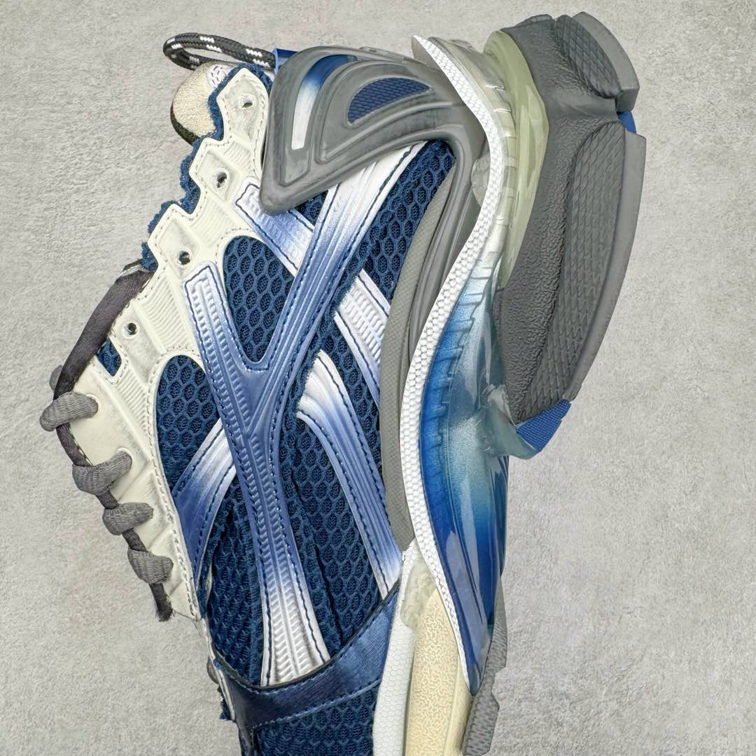 图片[7]-＃XA BALENCIAGA Runner Sneaker 巴黎世家七代慢跑系列低帮复古野跑潮流运动鞋老爹鞋 尼龙和网布材质 磨损效果 鞋头边缘印有尺码 背面浮印尺码 外侧印有跑者徽标 鞋舌刺绣 Balenciaga 品牌标识 鞋跟背面 Balenciaga品牌标识 材质采用65%聚氨酯、35%聚酯纤维 全新 Runner 鞋型轮廓借鉴于 2000 年初的复古线条 搭载大网眼面料制成鞋面基础 由粉色、白色尼龍与橡胶质地覆盖鞋面诠释线条感 当中透过几道手缝线与折损痕更是精准的掌握历经时间淬炼的破旧痕迹 延续其手法至鞋领、鞋跟、鞋带、中底等部分均饰有破损及脏污之貌 尤其是鞋领处与鞋带孔眼条更是采用不规则做旧技术将内容物泡棉随机露出 尺码：35 36 37 38 39 40 41 42 43 44 45 46-选品中心