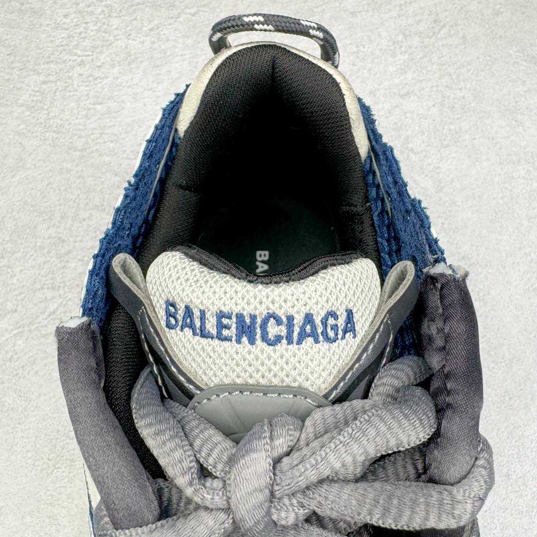 图片[12]-＃XA BALENCIAGA Runner Sneaker 巴黎世家七代慢跑系列低帮复古野跑潮流运动鞋老爹鞋 尼龙和网布材质 磨损效果 鞋头边缘印有尺码 背面浮印尺码 外侧印有跑者徽标 鞋舌刺绣 Balenciaga 品牌标识 鞋跟背面 Balenciaga品牌标识 材质采用65%聚氨酯、35%聚酯纤维 全新 Runner 鞋型轮廓借鉴于 2000 年初的复古线条 搭载大网眼面料制成鞋面基础 由粉色、白色尼龍与橡胶质地覆盖鞋面诠释线条感 当中透过几道手缝线与折损痕更是精准的掌握历经时间淬炼的破旧痕迹 延续其手法至鞋领、鞋跟、鞋带、中底等部分均饰有破损及脏污之貌 尤其是鞋领处与鞋带孔眼条更是采用不规则做旧技术将内容物泡棉随机露出 尺码：35 36 37 38 39 40 41 42 43 44 45 46-选品中心