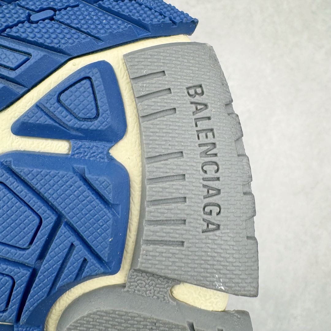 图片[19]-＃XA BALENCIAGA Runner Sneaker 巴黎世家七代慢跑系列低帮复古野跑潮流运动鞋老爹鞋 尼龙和网布材质 磨损效果 鞋头边缘印有尺码 背面浮印尺码 外侧印有跑者徽标 鞋舌刺绣 Balenciaga 品牌标识 鞋跟背面 Balenciaga品牌标识 材质采用65%聚氨酯、35%聚酯纤维 全新 Runner 鞋型轮廓借鉴于 2000 年初的复古线条 搭载大网眼面料制成鞋面基础 由粉色、白色尼龍与橡胶质地覆盖鞋面诠释线条感 当中透过几道手缝线与折损痕更是精准的掌握历经时间淬炼的破旧痕迹 延续其手法至鞋领、鞋跟、鞋带、中底等部分均饰有破损及脏污之貌 尤其是鞋领处与鞋带孔眼条更是采用不规则做旧技术将内容物泡棉随机露出 尺码：35 36 37 38 39 40 41 42 43 44 45 46-选品中心