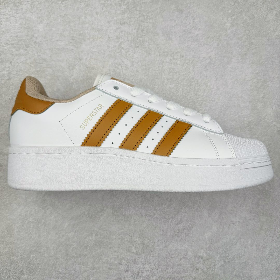＃特价福利 AD Originals Superstar 经典复古贝壳头厚底板鞋 诞生于1969年 是第一双将全皮面鞋 身与橡胶鞋头结合在一起的低帮篮球鞋 Superstar最开始 是作为高帮篮球鞋Pro Model的低帮版本而出现的 但因为其独特和醒目的橡胶鞋头造型而让大家熟知 被大家形象地称为\\\”shelltoe\\\”贝壳头 在70年代的美国职业篮球场上 接近3/4的NBA球员都将这双Superstar作为场上用鞋 80年代之后 经过不断的改良和发展 Superstar逐渐成为横跨时装、音乐、街头文化、休闲和运动等各大领域的时尚潮鞋 尺码：35.5 36 36.5 37 38 38.5 39 40 40.5 41 42 42.5 43 44 44.5 45-选品中心