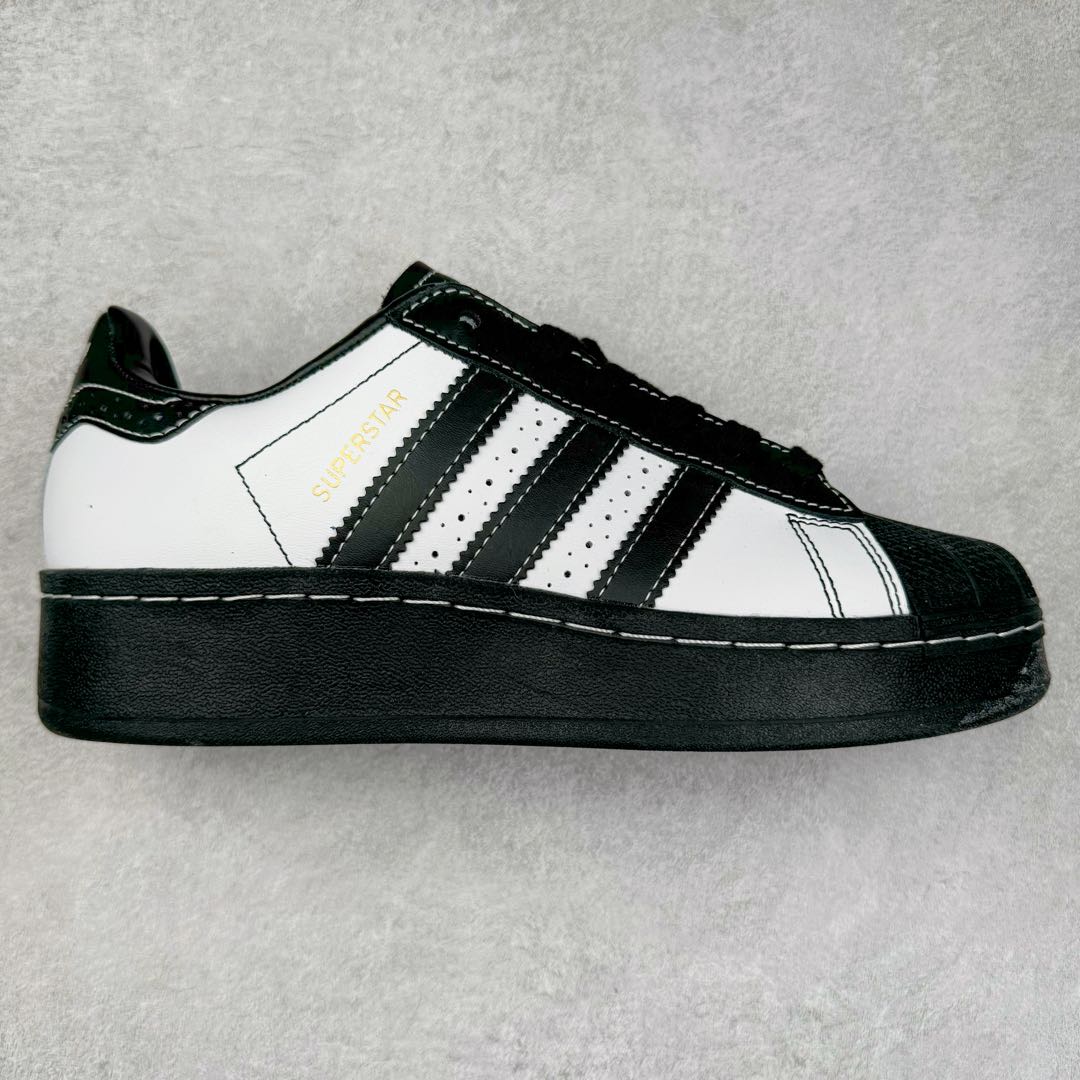 ＃特价福利 AD Originals Superstar 经典复古贝壳头厚底板鞋 诞生于1969年 是第一双将全皮面鞋 身与橡胶鞋头结合在一起的低帮篮球鞋 Superstar最开始 是作为高帮篮球鞋Pro Model的低帮版本而出现的 但因为其独特和醒目的橡胶鞋头造型而让大家熟知 被大家形象地称为\\\”shelltoe\\\”贝壳头 在70年代的美国职业篮球场上 接近3/4的NBA球员都将这双Superstar作为场上用鞋 80年代之后 经过不断的改良和发展 Superstar逐渐成为横跨时装、音乐、街头文化、休闲和运动等各大领域的时尚潮鞋 尺码：35.5 36 36.5 37 38 38.5 39 40 40.5 41 42 42.5 43 44 44.5 45-选品中心