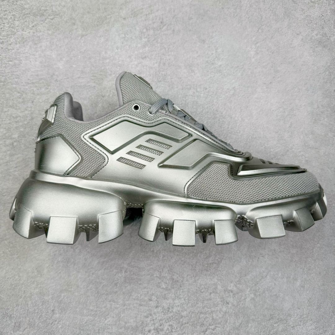 PRADA Cloudbust Thunder 普拉达厚底低帮休闲鞋 该鞋款选用织物和橡胶打造 诠释繁复精致的鞋型 锯齿状橡胶胎面花纹精雕细琢 橡胶饰片赋予鞋面立体效果 尺码:36 37 38 39 40 41 42 43 44 45 46 比运动鞋偏大一码-选品中心