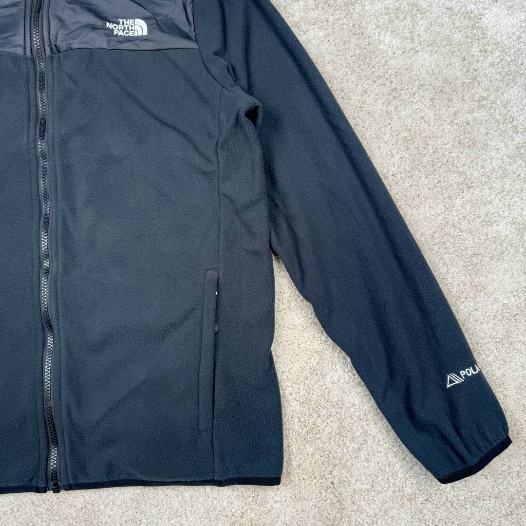 图片[6]-＃暖冬福利 THE NORTH FACE 北面城市户外系列色块拼接Logo标识立领户外抓绒保暖夹克外套内胆 The North Face于1966年成立，一直致力于为户外运动员的每一次严酷探索提供专业装备。作为全球户外运动领导品牌，The NorthFace以经过专业运动员测试、适应各类户外需求的产品助力探索者不断超越自我，激发人类潜能。 The North Face象征着众多山脉中更冷、更值得挑战的北坡。品牌标志则来自Half Dome，一座位于美国加州Yosemite NationalPark（优胜美地国家公园）里的山峰，中文名字取为「北面」，象征着不畏惧的户外探索精神。1997年，The North Face采用全新的宣传标语「Never Stop Exploring探索永不停止」，体现品牌的探索精神，成为品牌的座右铭。尺码：xS S M L XL 2XL-选品中心