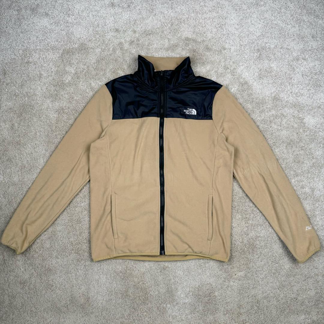 ＃暖冬福利 THE NORTH FACE 北面城市户外系列色块拼接Logo标识立领户外抓绒保暖夹克外套内胆 The North Face于1966年成立，一直致力于为户外运动员的每一次严酷探索提供专业装备。作为全球户外运动领导品牌，The NorthFace以经过专业运动员测试、适应各类户外需求的产品助力探索者不断超越自我，激发人类潜能。 The North Face象征着众多山脉中更冷、更值得挑战的北坡。品牌标志则来自Half Dome，一座位于美国加州Yosemite NationalPark（优胜美地国家公园）里的山峰，中文名字取为「北面」，象征着不畏惧的户外探索精神。1997年，The North Face采用全新的宣传标语「Never Stop Exploring探索永不停止」，体现品牌的探索精神，成为品牌的座右铭。尺码：xS S M L XL 2XL-选品中心