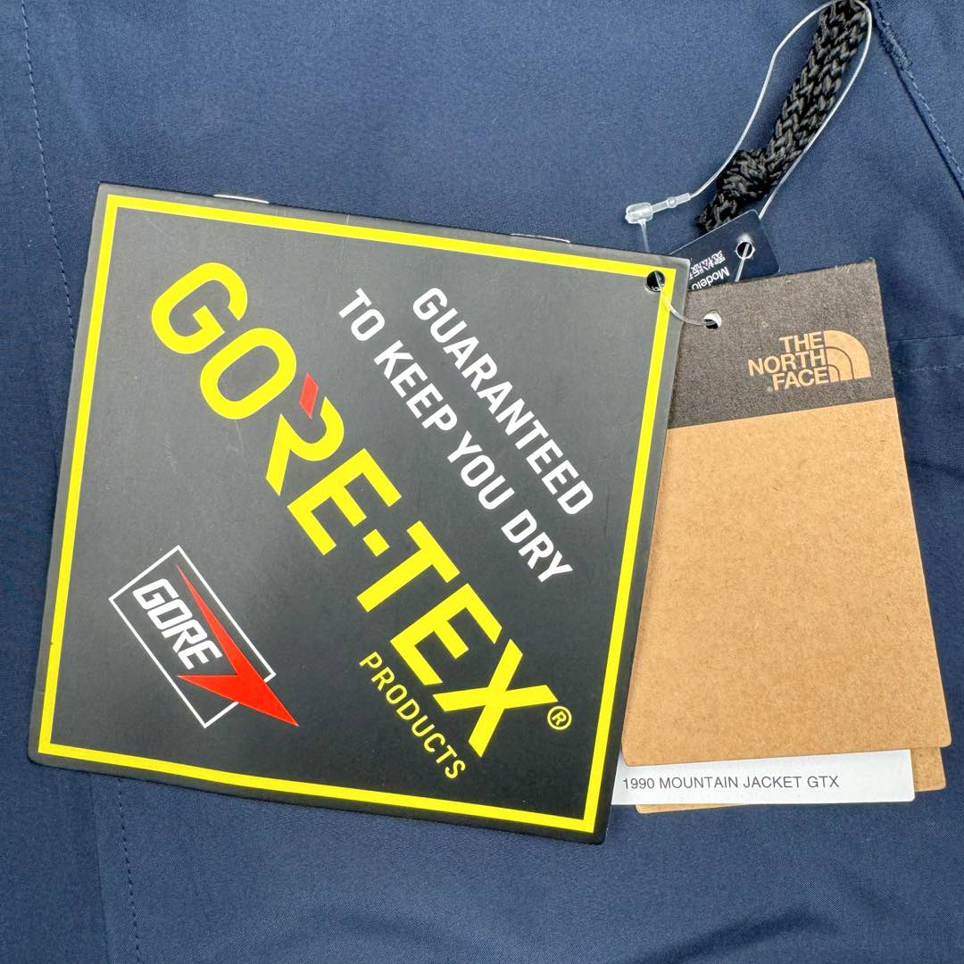 图片[16]-THE NORTH FACE 北面1990系列 FW23 ECO Gore-tex 撞色单排扣连帽休闲户外硬壳防水防风冲锋衣 男女同款 材料清单： 1、\\t防水为国际ISO标准90（ISO4）级别达到荷叶水珠滚动效果！ 2、\\t面料：面料表层做超高强度防水，内层覆膜，所以到达三层防水的效果，使成衣具有防水防污透气的出色户外效果。 3、\\t内里：冰丝锦纶清爽透气。区别市面低端版本。 4、刺绣：进口田岛刺绣工整立体，饱满度立体感以及每个字母的神韵特点，一笔一划工工整整立体效果强烈， 5、辅料：全衣原厂YKK拉链，可承受10万次拉力磨损，原厂魔术贴。开模定制五金配件，字体清晰立体 ，6颗纽扣方向全部一致，水洗标二维码与zp一致可扫，给你最细节的还原！ 6、面料经过多次调整，还原原厂褶皱工艺，对版对型，独家定制面料，定制定染与ZP一致，细节一致，上身效果好，给你最具性价比选择！尺码：XS～XXL-选品中心
