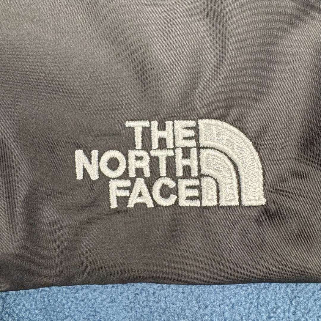 图片[10]-＃暖冬福利 THE NORTH FACE 北面城市户外系列色块拼接Logo标识立领户外抓绒保暖夹克外套内胆 The North Face于1966年成立，一直致力于为户外运动员的每一次严酷探索提供专业装备。作为全球户外运动领导品牌，The NorthFace以经过专业运动员测试、适应各类户外需求的产品助力探索者不断超越自我，激发人类潜能。 The North Face象征着众多山脉中更冷、更值得挑战的北坡。品牌标志则来自Half Dome，一座位于美国加州Yosemite NationalPark（优胜美地国家公园）里的山峰，中文名字取为「北面」，象征着不畏惧的户外探索精神。1997年，The North Face采用全新的宣传标语「Never Stop Exploring探索永不停止」，体现品牌的探索精神，成为品牌的座右铭。尺码：xS S M L XL 2XL-选品中心
