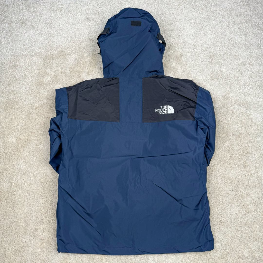 图片[3]-THE NORTH FACE 北面1990系列 FW23 ECO Gore-tex 撞色单排扣连帽休闲户外硬壳防水防风冲锋衣 男女同款 材料清单： 1、\\t防水为国际ISO标准90（ISO4）级别达到荷叶水珠滚动效果！ 2、\\t面料：面料表层做超高强度防水，内层覆膜，所以到达三层防水的效果，使成衣具有防水防污透气的出色户外效果。 3、\\t内里：冰丝锦纶清爽透气。区别市面低端版本。 4、刺绣：进口田岛刺绣工整立体，饱满度立体感以及每个字母的神韵特点，一笔一划工工整整立体效果强烈， 5、辅料：全衣原厂YKK拉链，可承受10万次拉力磨损，原厂魔术贴。开模定制五金配件，字体清晰立体 ，6颗纽扣方向全部一致，水洗标二维码与zp一致可扫，给你最细节的还原！ 6、面料经过多次调整，还原原厂褶皱工艺，对版对型，独家定制面料，定制定染与ZP一致，细节一致，上身效果好，给你最具性价比选择！尺码：XS～XXL-选品中心