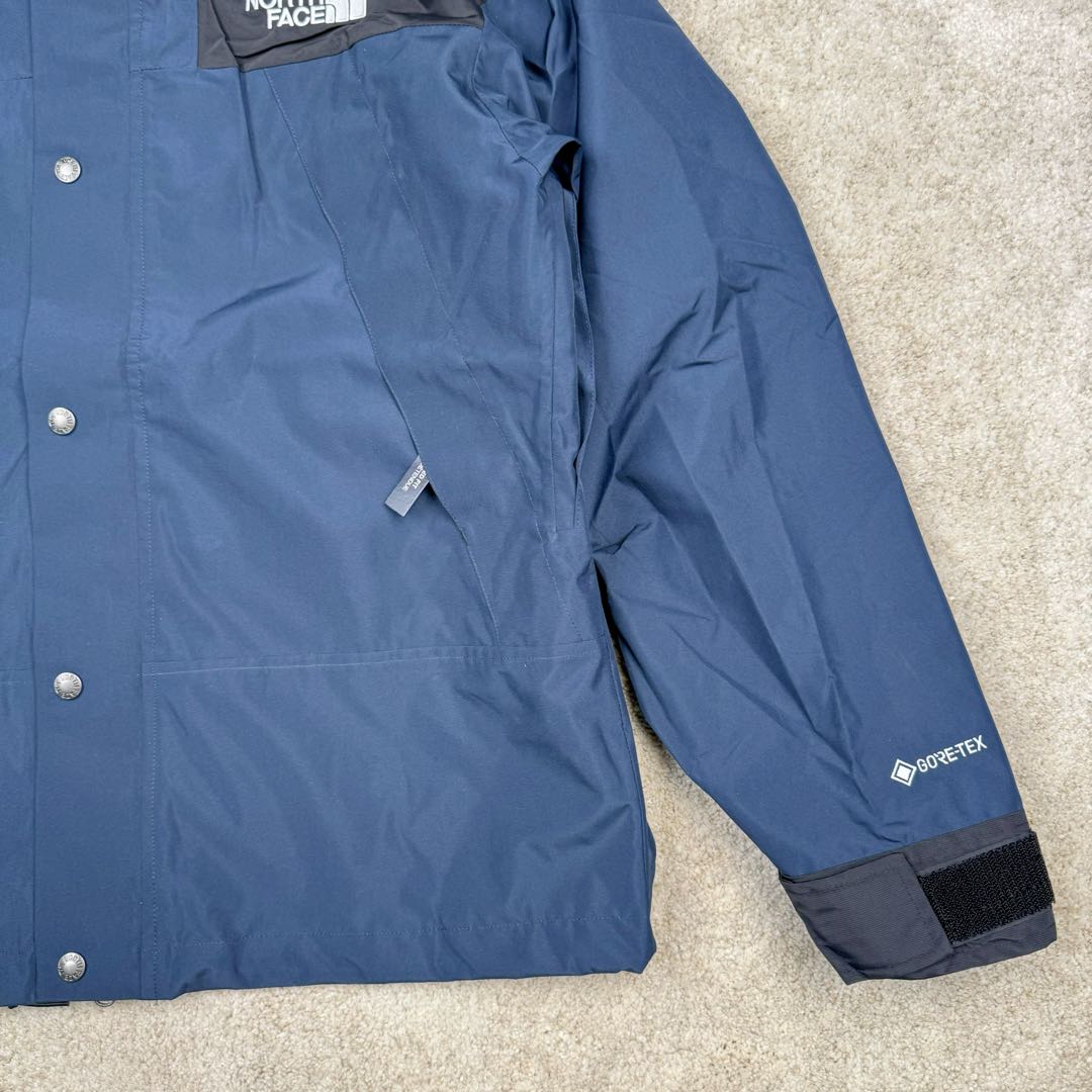 图片[8]-THE NORTH FACE 北面1990系列 FW23 ECO Gore-tex 撞色单排扣连帽休闲户外硬壳防水防风冲锋衣 男女同款 材料清单： 1、\\t防水为国际ISO标准90（ISO4）级别达到荷叶水珠滚动效果！ 2、\\t面料：面料表层做超高强度防水，内层覆膜，所以到达三层防水的效果，使成衣具有防水防污透气的出色户外效果。 3、\\t内里：冰丝锦纶清爽透气。区别市面低端版本。 4、刺绣：进口田岛刺绣工整立体，饱满度立体感以及每个字母的神韵特点，一笔一划工工整整立体效果强烈， 5、辅料：全衣原厂YKK拉链，可承受10万次拉力磨损，原厂魔术贴。开模定制五金配件，字体清晰立体 ，6颗纽扣方向全部一致，水洗标二维码与zp一致可扫，给你最细节的还原！ 6、面料经过多次调整，还原原厂褶皱工艺，对版对型，独家定制面料，定制定染与ZP一致，细节一致，上身效果好，给你最具性价比选择！尺码：XS～XXL-选品中心