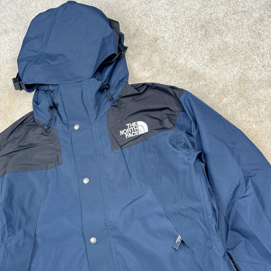 图片[6]-THE NORTH FACE 北面1990系列 FW23 ECO Gore-tex 撞色单排扣连帽休闲户外硬壳防水防风冲锋衣 男女同款 材料清单： 1、\\t防水为国际ISO标准90（ISO4）级别达到荷叶水珠滚动效果！ 2、\\t面料：面料表层做超高强度防水，内层覆膜，所以到达三层防水的效果，使成衣具有防水防污透气的出色户外效果。 3、\\t内里：冰丝锦纶清爽透气。区别市面低端版本。 4、刺绣：进口田岛刺绣工整立体，饱满度立体感以及每个字母的神韵特点，一笔一划工工整整立体效果强烈， 5、辅料：全衣原厂YKK拉链，可承受10万次拉力磨损，原厂魔术贴。开模定制五金配件，字体清晰立体 ，6颗纽扣方向全部一致，水洗标二维码与zp一致可扫，给你最细节的还原！ 6、面料经过多次调整，还原原厂褶皱工艺，对版对型，独家定制面料，定制定染与ZP一致，细节一致，上身效果好，给你最具性价比选择！尺码：XS～XXL-选品中心