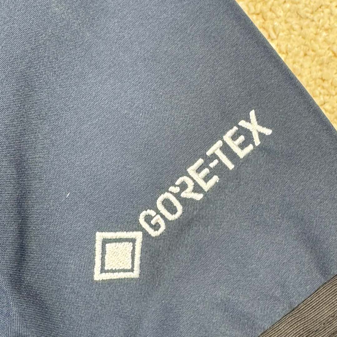 图片[10]-THE NORTH FACE 北面1990系列 FW23 ECO Gore-tex 撞色单排扣连帽休闲户外硬壳防水防风冲锋衣 男女同款 材料清单： 1、\\t防水为国际ISO标准90（ISO4）级别达到荷叶水珠滚动效果！ 2、\\t面料：面料表层做超高强度防水，内层覆膜，所以到达三层防水的效果，使成衣具有防水防污透气的出色户外效果。 3、\\t内里：冰丝锦纶清爽透气。区别市面低端版本。 4、刺绣：进口田岛刺绣工整立体，饱满度立体感以及每个字母的神韵特点，一笔一划工工整整立体效果强烈， 5、辅料：全衣原厂YKK拉链，可承受10万次拉力磨损，原厂魔术贴。开模定制五金配件，字体清晰立体 ，6颗纽扣方向全部一致，水洗标二维码与zp一致可扫，给你最细节的还原！ 6、面料经过多次调整，还原原厂褶皱工艺，对版对型，独家定制面料，定制定染与ZP一致，细节一致，上身效果好，给你最具性价比选择！尺码：XS～XXL-选品中心