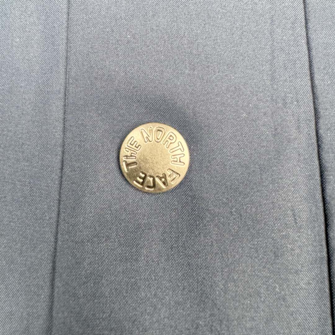 图片[12]-THE NORTH FACE 北面1990系列 FW23 ECO Gore-tex 撞色单排扣连帽休闲户外硬壳防水防风冲锋衣 男女同款 材料清单： 1、\\t防水为国际ISO标准90（ISO4）级别达到荷叶水珠滚动效果！ 2、\\t面料：面料表层做超高强度防水，内层覆膜，所以到达三层防水的效果，使成衣具有防水防污透气的出色户外效果。 3、\\t内里：冰丝锦纶清爽透气。区别市面低端版本。 4、刺绣：进口田岛刺绣工整立体，饱满度立体感以及每个字母的神韵特点，一笔一划工工整整立体效果强烈， 5、辅料：全衣原厂YKK拉链，可承受10万次拉力磨损，原厂魔术贴。开模定制五金配件，字体清晰立体 ，6颗纽扣方向全部一致，水洗标二维码与zp一致可扫，给你最细节的还原！ 6、面料经过多次调整，还原原厂褶皱工艺，对版对型，独家定制面料，定制定染与ZP一致，细节一致，上身效果好，给你最具性价比选择！尺码：XS～XXL-选品中心