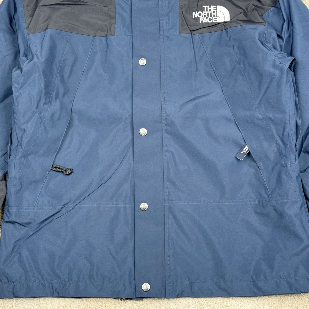 图片[9]-THE NORTH FACE 北面1990系列 FW23 ECO Gore-tex 撞色单排扣连帽休闲户外硬壳防水防风冲锋衣 男女同款 材料清单： 1、\\t防水为国际ISO标准90（ISO4）级别达到荷叶水珠滚动效果！ 2、\\t面料：面料表层做超高强度防水，内层覆膜，所以到达三层防水的效果，使成衣具有防水防污透气的出色户外效果。 3、\\t内里：冰丝锦纶清爽透气。区别市面低端版本。 4、刺绣：进口田岛刺绣工整立体，饱满度立体感以及每个字母的神韵特点，一笔一划工工整整立体效果强烈， 5、辅料：全衣原厂YKK拉链，可承受10万次拉力磨损，原厂魔术贴。开模定制五金配件，字体清晰立体 ，6颗纽扣方向全部一致，水洗标二维码与zp一致可扫，给你最细节的还原！ 6、面料经过多次调整，还原原厂褶皱工艺，对版对型，独家定制面料，定制定染与ZP一致，细节一致，上身效果好，给你最具性价比选择！尺码：XS～XXL-选品中心
