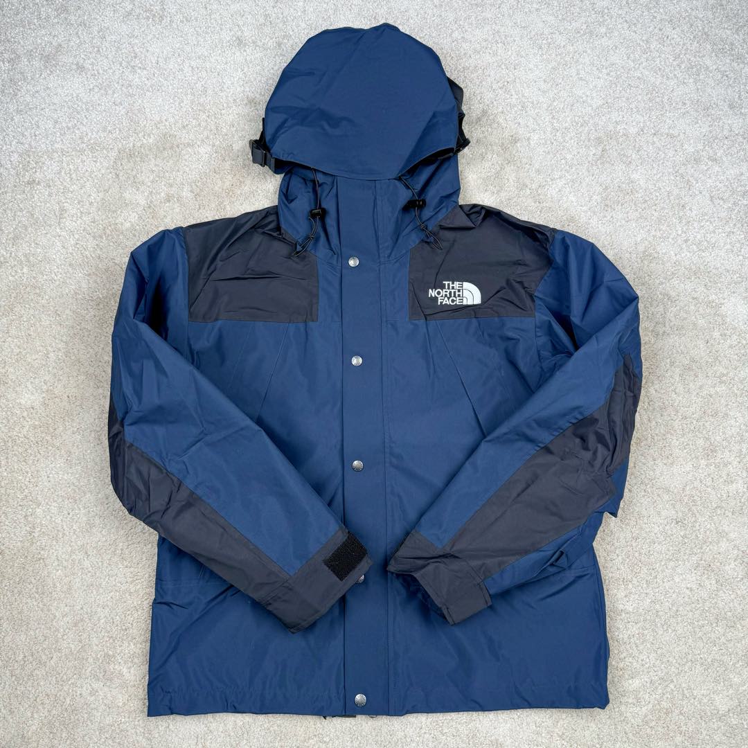 图片[2]-THE NORTH FACE 北面1990系列 FW23 ECO Gore-tex 撞色单排扣连帽休闲户外硬壳防水防风冲锋衣 男女同款 材料清单： 1、\\t防水为国际ISO标准90（ISO4）级别达到荷叶水珠滚动效果！ 2、\\t面料：面料表层做超高强度防水，内层覆膜，所以到达三层防水的效果，使成衣具有防水防污透气的出色户外效果。 3、\\t内里：冰丝锦纶清爽透气。区别市面低端版本。 4、刺绣：进口田岛刺绣工整立体，饱满度立体感以及每个字母的神韵特点，一笔一划工工整整立体效果强烈， 5、辅料：全衣原厂YKK拉链，可承受10万次拉力磨损，原厂魔术贴。开模定制五金配件，字体清晰立体 ，6颗纽扣方向全部一致，水洗标二维码与zp一致可扫，给你最细节的还原！ 6、面料经过多次调整，还原原厂褶皱工艺，对版对型，独家定制面料，定制定染与ZP一致，细节一致，上身效果好，给你最具性价比选择！尺码：XS～XXL-选品中心