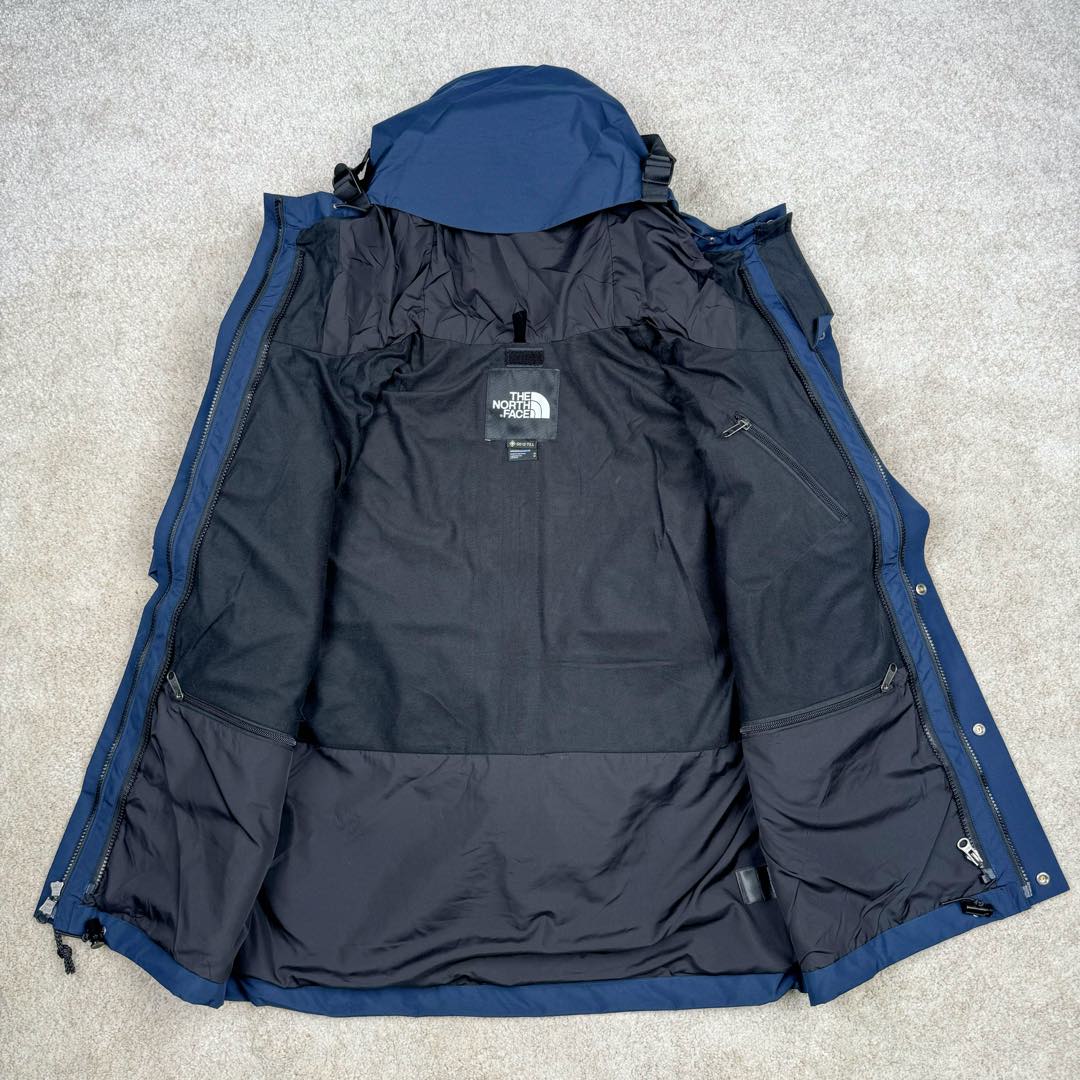 图片[4]-THE NORTH FACE 北面1990系列 FW23 ECO Gore-tex 撞色单排扣连帽休闲户外硬壳防水防风冲锋衣 男女同款 材料清单： 1、\\t防水为国际ISO标准90（ISO4）级别达到荷叶水珠滚动效果！ 2、\\t面料：面料表层做超高强度防水，内层覆膜，所以到达三层防水的效果，使成衣具有防水防污透气的出色户外效果。 3、\\t内里：冰丝锦纶清爽透气。区别市面低端版本。 4、刺绣：进口田岛刺绣工整立体，饱满度立体感以及每个字母的神韵特点，一笔一划工工整整立体效果强烈， 5、辅料：全衣原厂YKK拉链，可承受10万次拉力磨损，原厂魔术贴。开模定制五金配件，字体清晰立体 ，6颗纽扣方向全部一致，水洗标二维码与zp一致可扫，给你最细节的还原！ 6、面料经过多次调整，还原原厂褶皱工艺，对版对型，独家定制面料，定制定染与ZP一致，细节一致，上身效果好，给你最具性价比选择！尺码：XS～XXL-选品中心