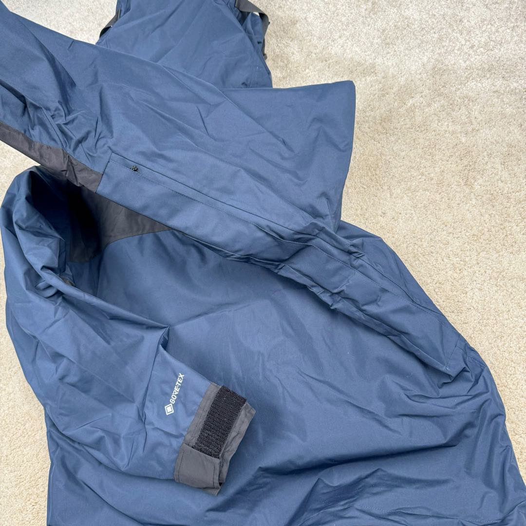 图片[14]-THE NORTH FACE 北面1990系列 FW23 ECO Gore-tex 撞色单排扣连帽休闲户外硬壳防水防风冲锋衣 男女同款 材料清单： 1、\\t防水为国际ISO标准90（ISO4）级别达到荷叶水珠滚动效果！ 2、\\t面料：面料表层做超高强度防水，内层覆膜，所以到达三层防水的效果，使成衣具有防水防污透气的出色户外效果。 3、\\t内里：冰丝锦纶清爽透气。区别市面低端版本。 4、刺绣：进口田岛刺绣工整立体，饱满度立体感以及每个字母的神韵特点，一笔一划工工整整立体效果强烈， 5、辅料：全衣原厂YKK拉链，可承受10万次拉力磨损，原厂魔术贴。开模定制五金配件，字体清晰立体 ，6颗纽扣方向全部一致，水洗标二维码与zp一致可扫，给你最细节的还原！ 6、面料经过多次调整，还原原厂褶皱工艺，对版对型，独家定制面料，定制定染与ZP一致，细节一致，上身效果好，给你最具性价比选择！尺码：XS～XXL-选品中心